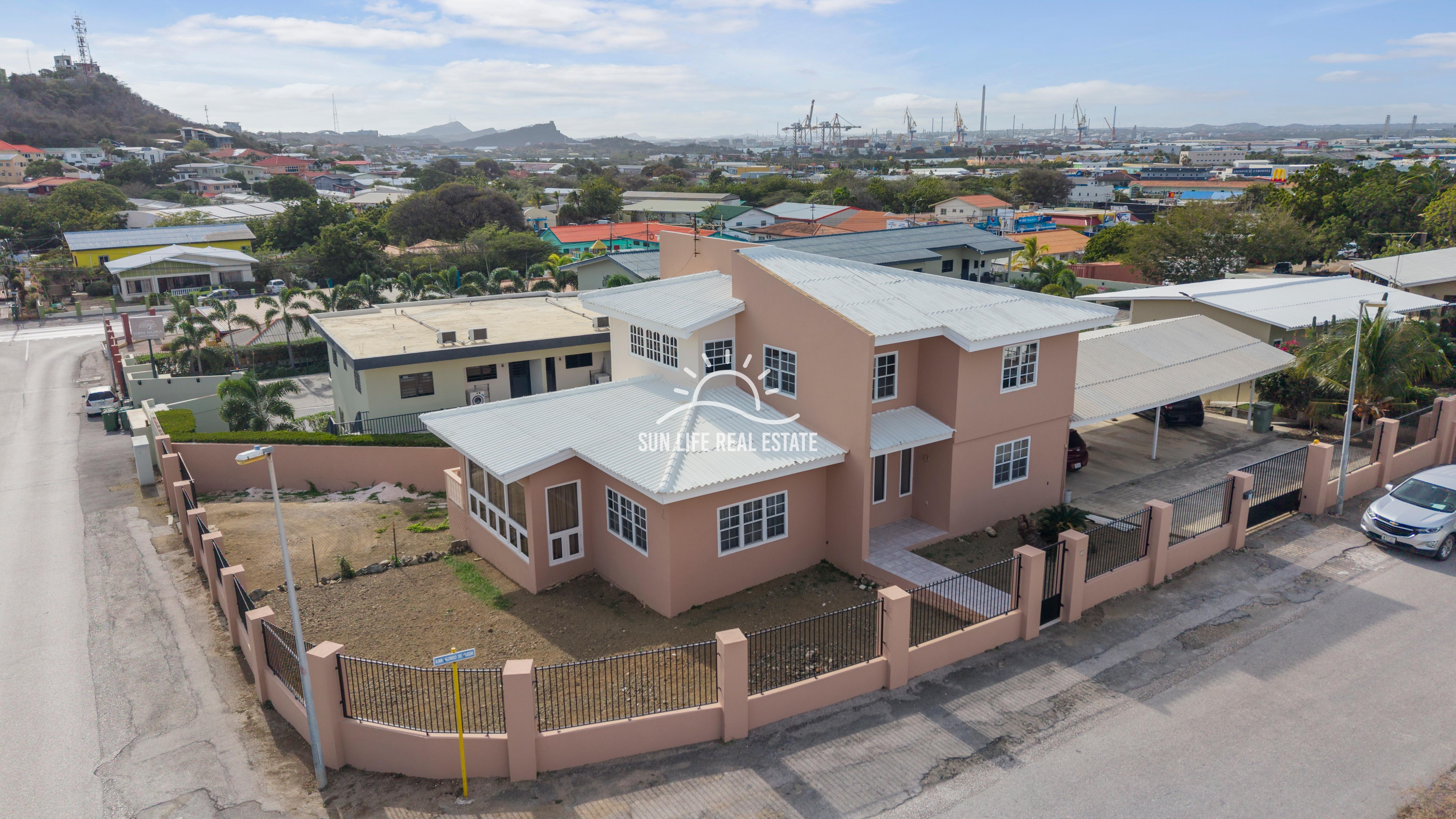 Traditionele woning met 4 slaapkamers en appartement te koop in Saliña Harbor View