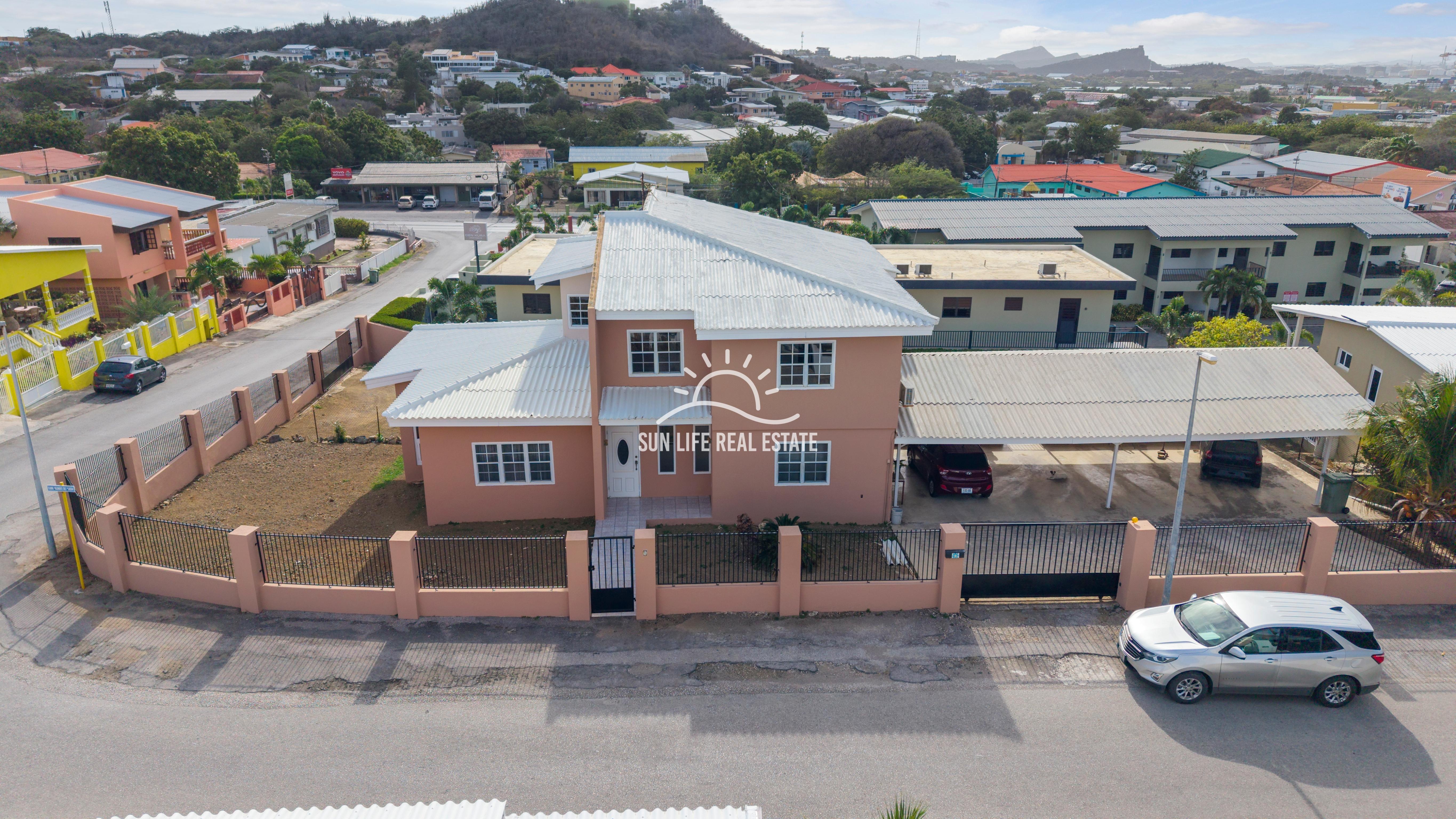 Traditionele woning met 4 slaapkamers en appartement te koop in Saliña Harbor View