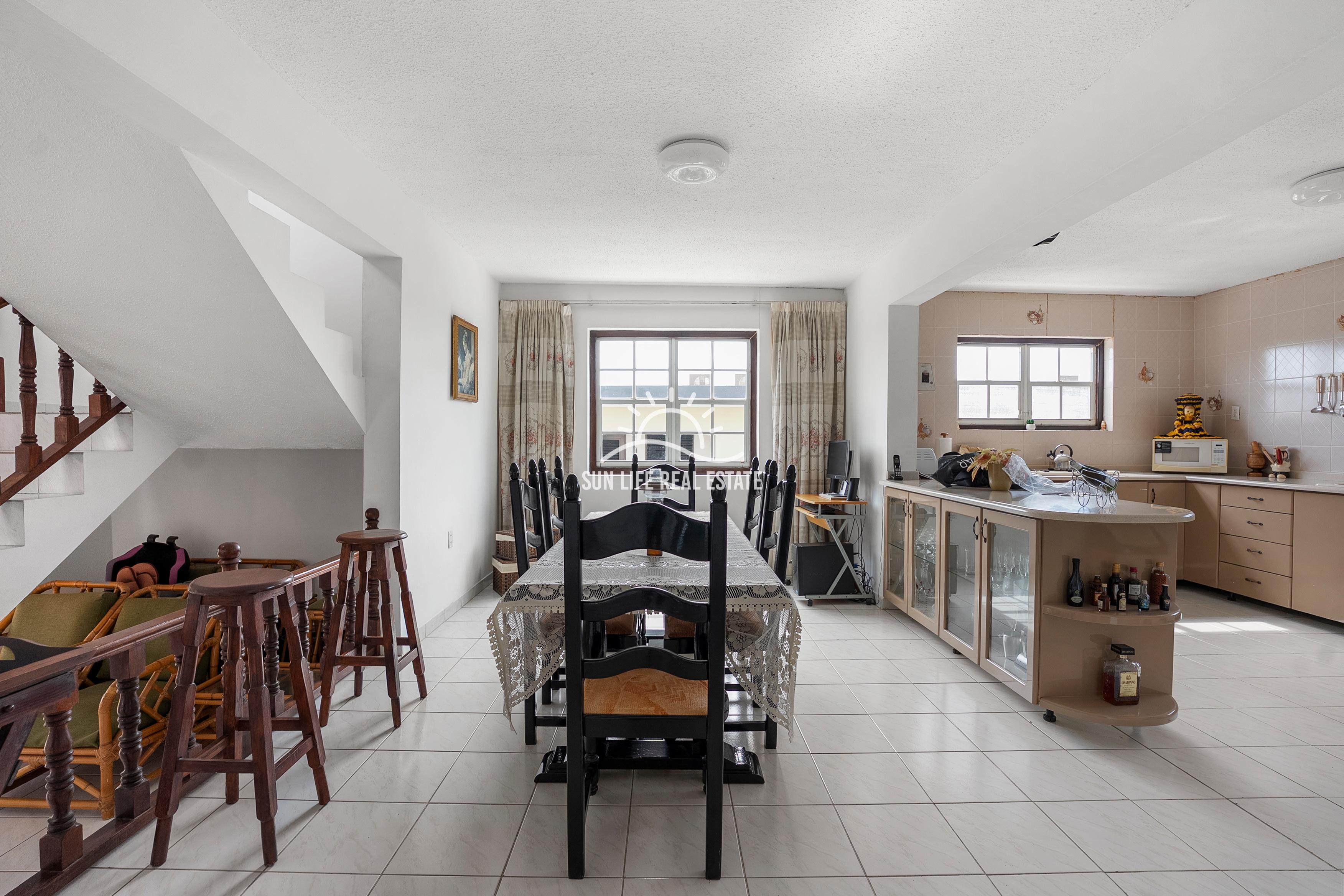 Traditionele woning met 4 slaapkamers en appartement te koop in Saliña Harbor View