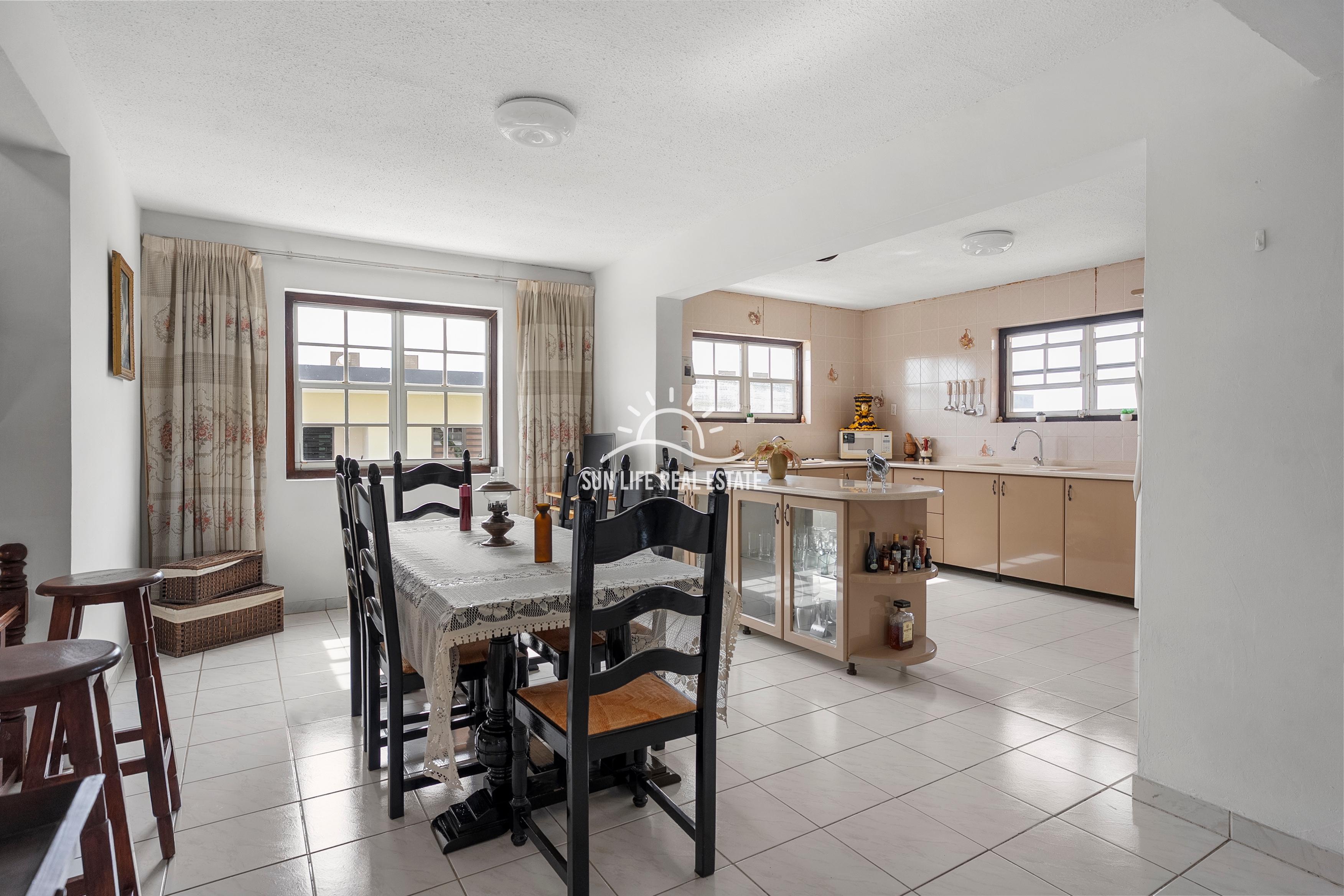 Traditionele woning met 4 slaapkamers en appartement te koop in Saliña Harbor View