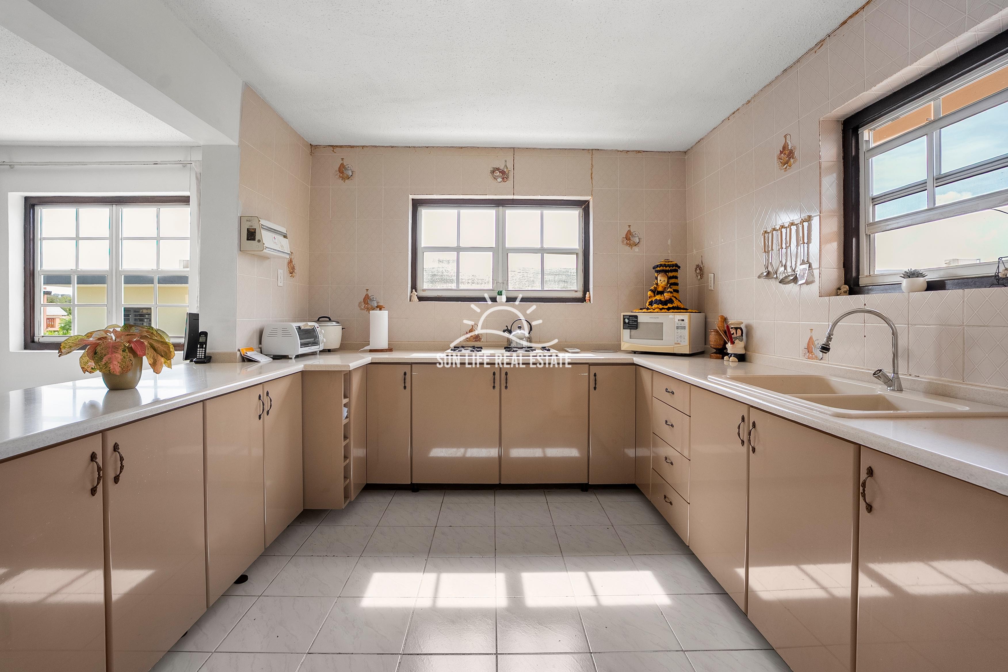 Traditionele woning met 4 slaapkamers en appartement te koop in Saliña Harbor View