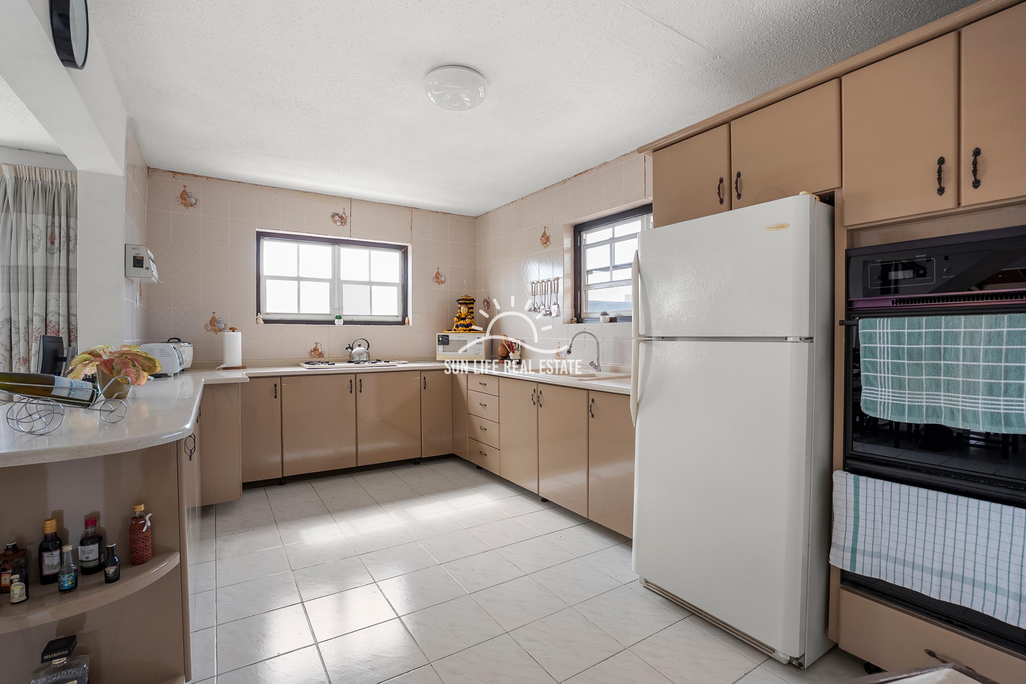 Traditionele woning met 4 slaapkamers en appartement te koop in Saliña Harbor View
