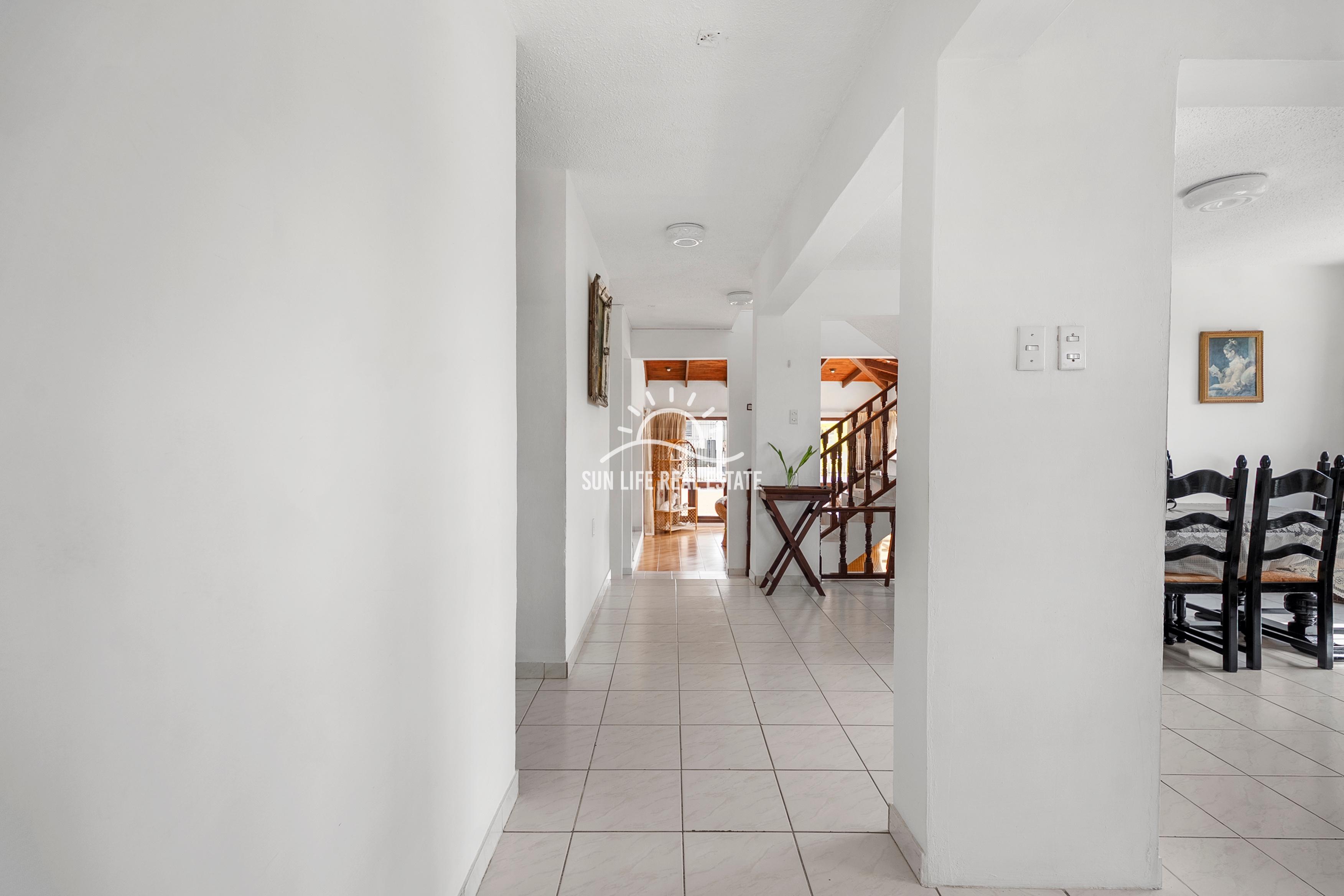 Traditionele woning met 4 slaapkamers en appartement te koop in Saliña Harbor View
