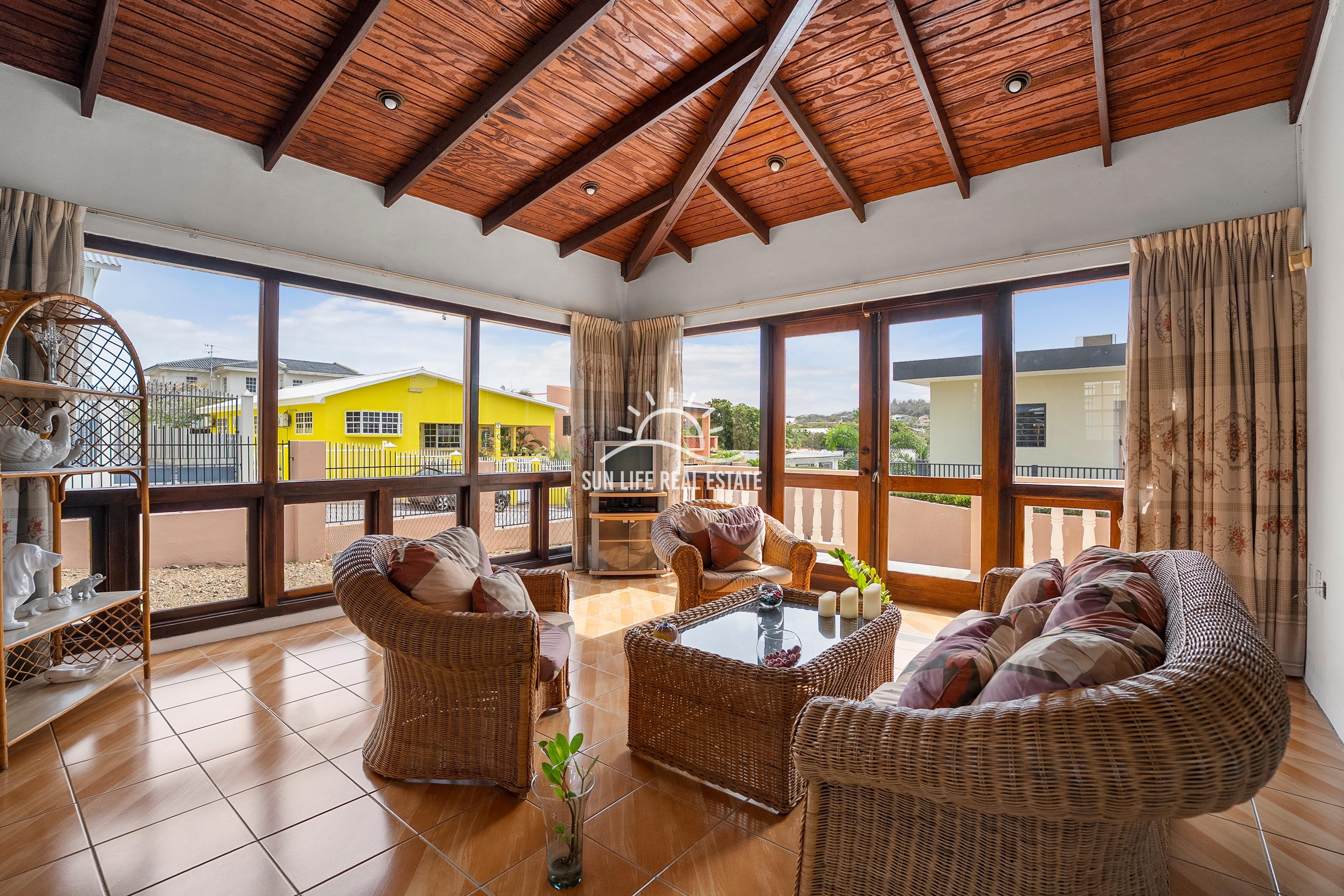 Traditionele woning met 4 slaapkamers en appartement te koop in Saliña Harbor View