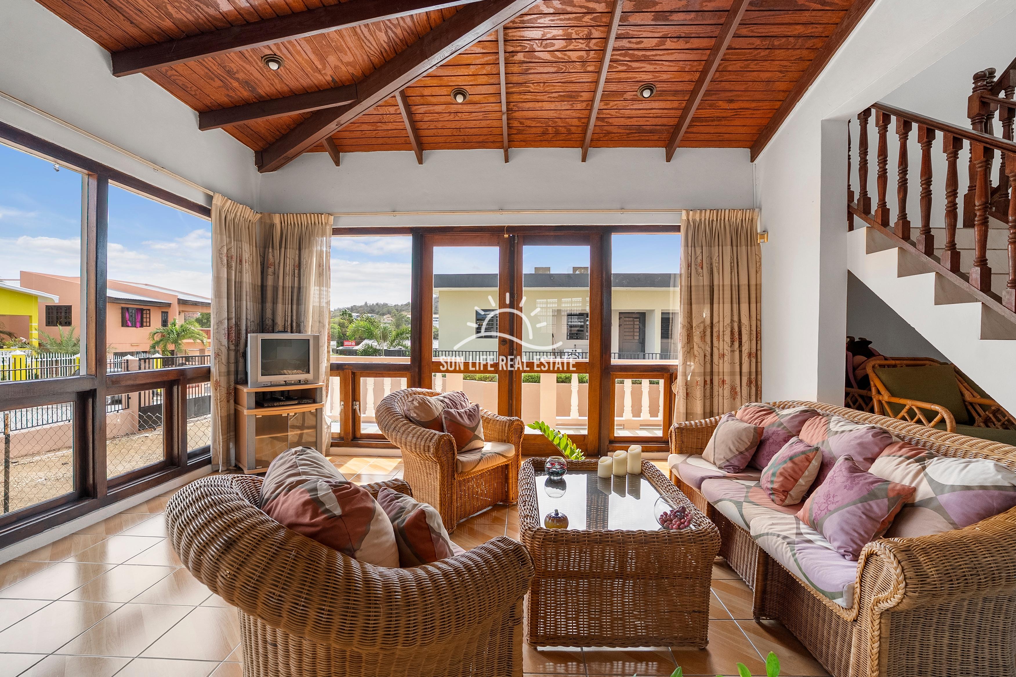 Traditionele woning met 4 slaapkamers en appartement te koop in Saliña Harbor View