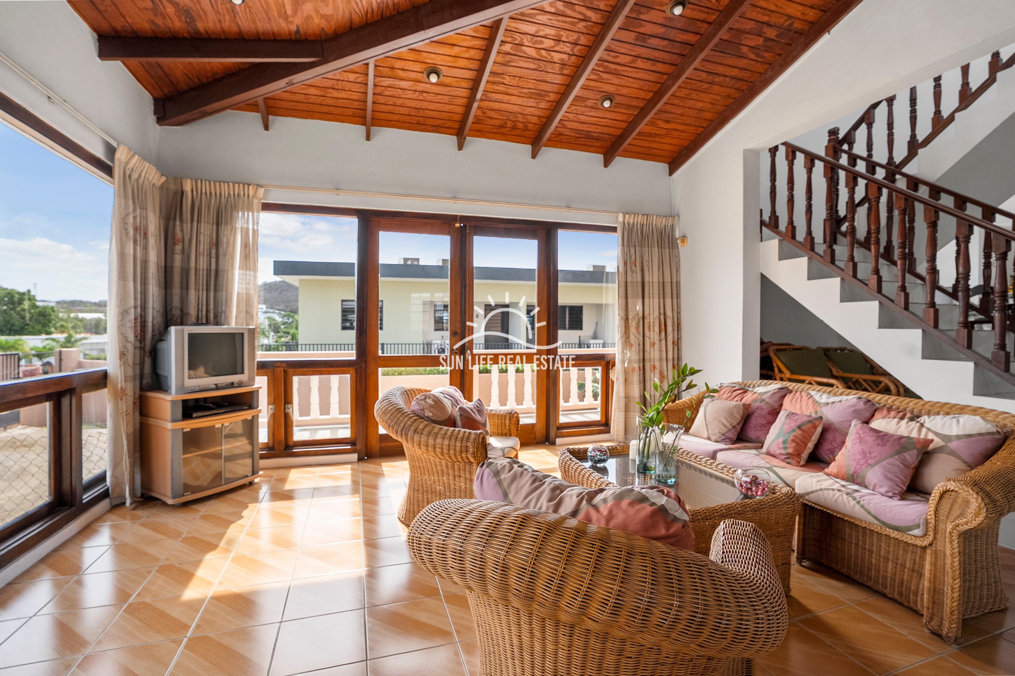 Traditionele woning met 4 slaapkamers en appartement te koop in Saliña Harbor View
