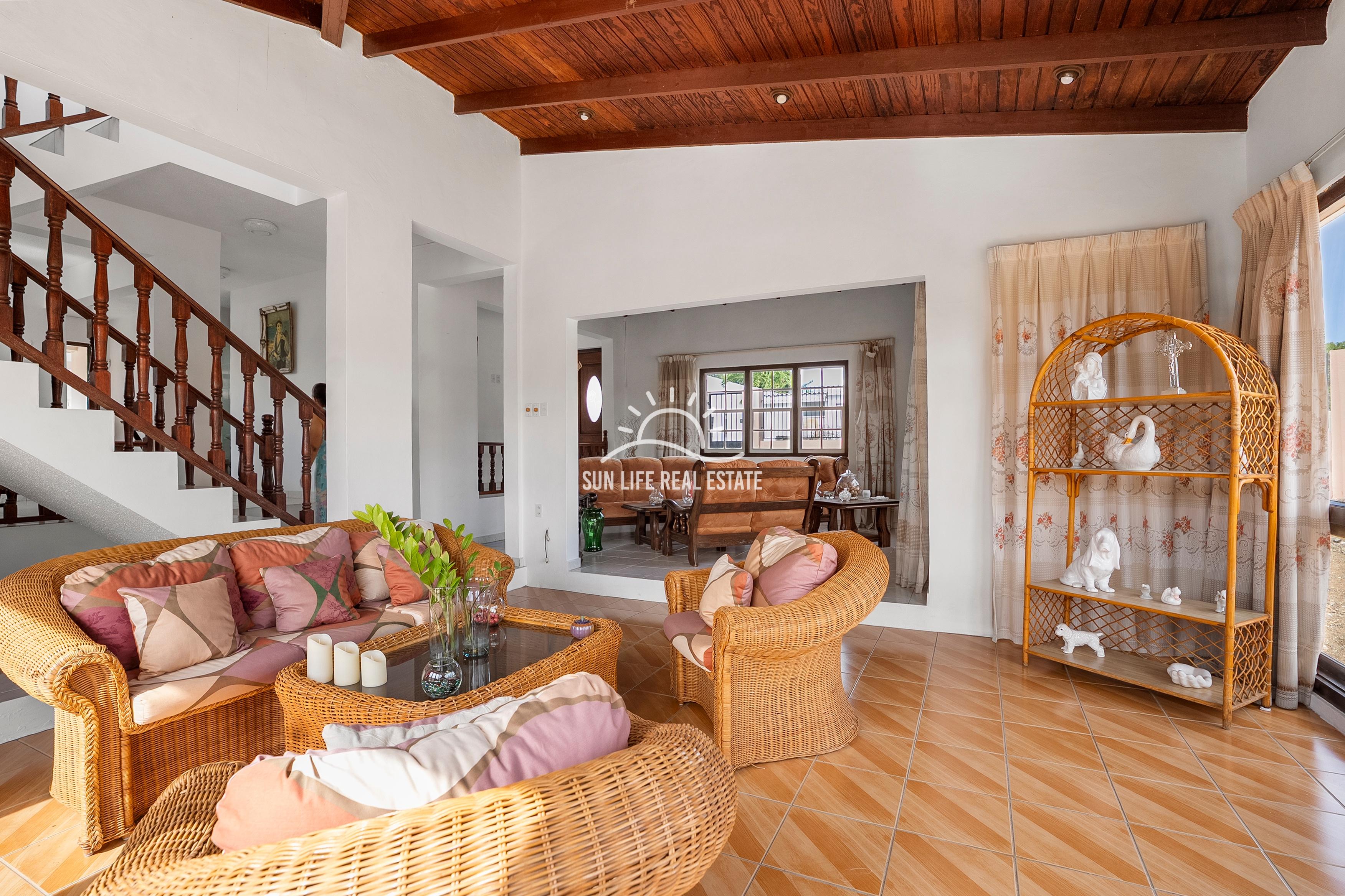 Traditionele woning met 4 slaapkamers en appartement te koop in Saliña Harbor View