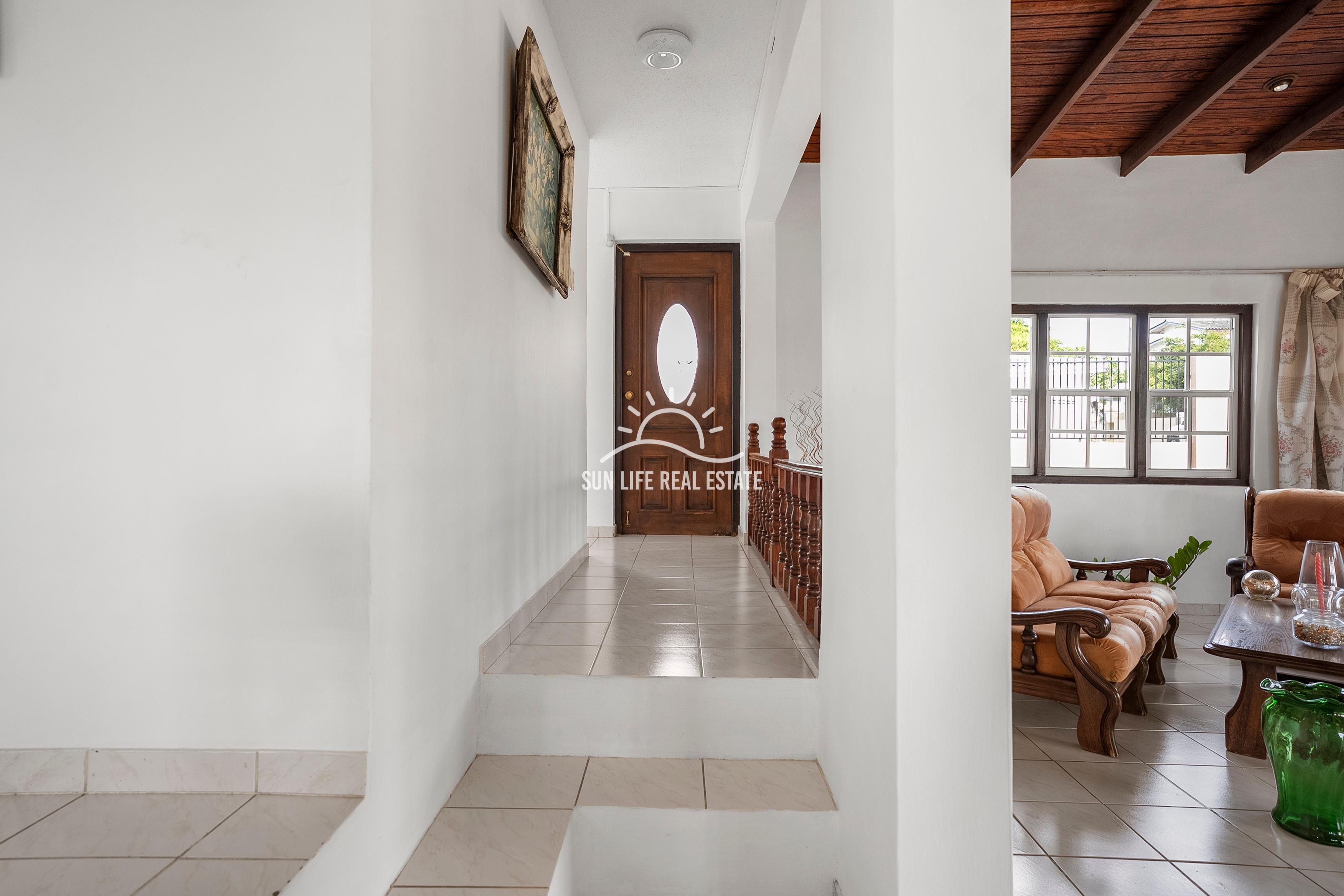 Traditionele woning met 4 slaapkamers en appartement te koop in Saliña Harbor View