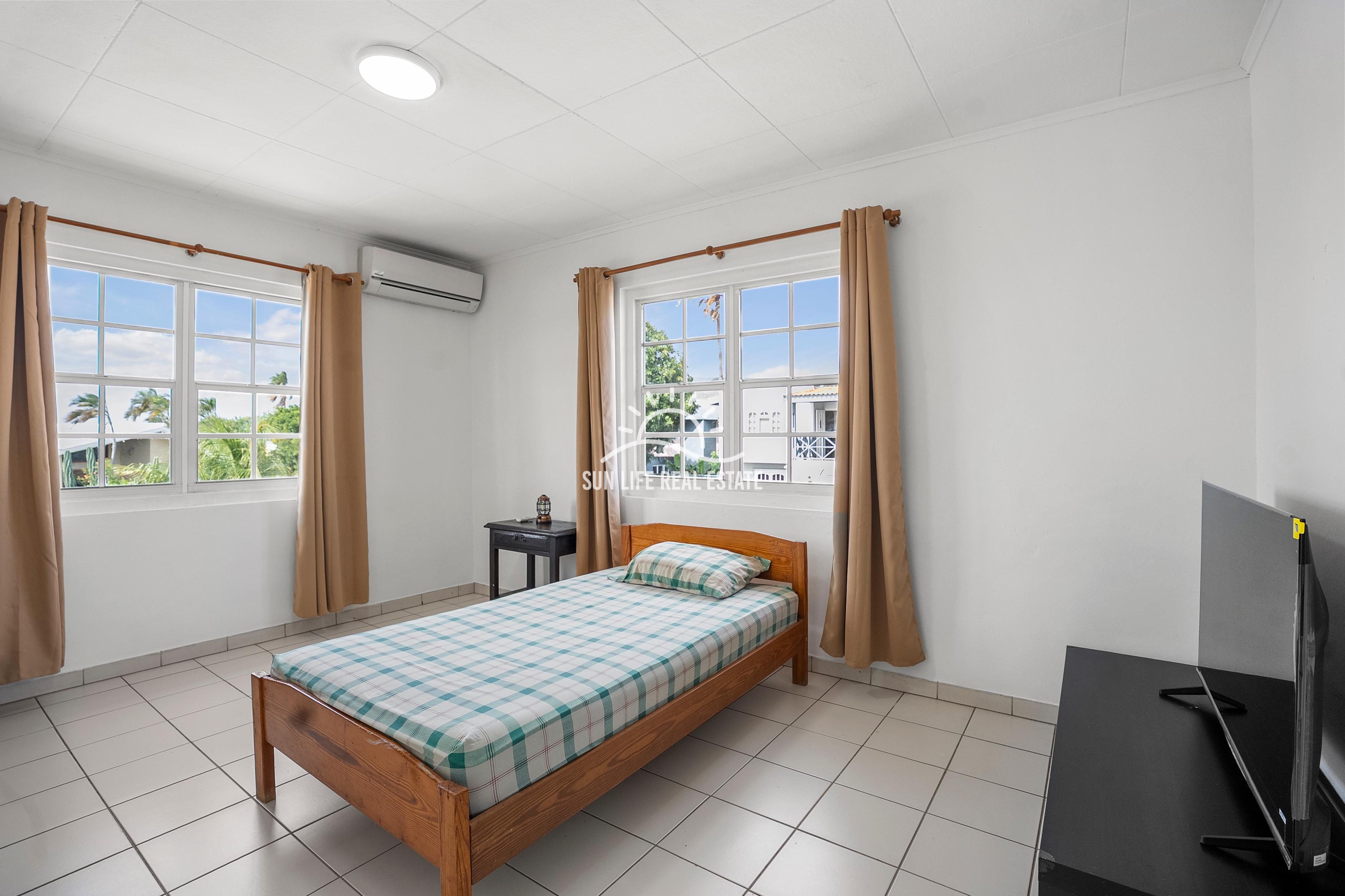 Traditionele woning met 4 slaapkamers en appartement te koop in Saliña Harbor View