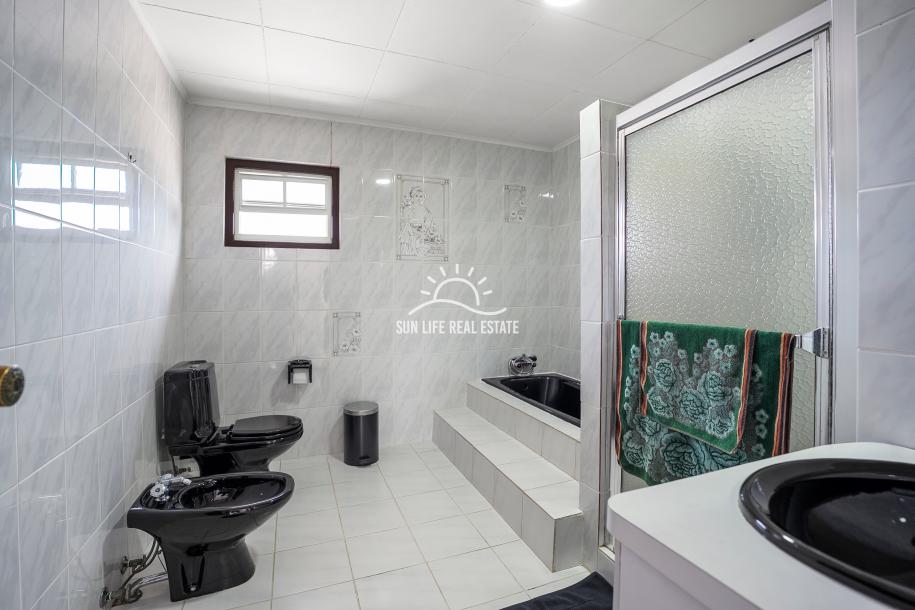 Traditionele woning met 4 slaapkamers en appartement te koop in Saliña Harbor View-31