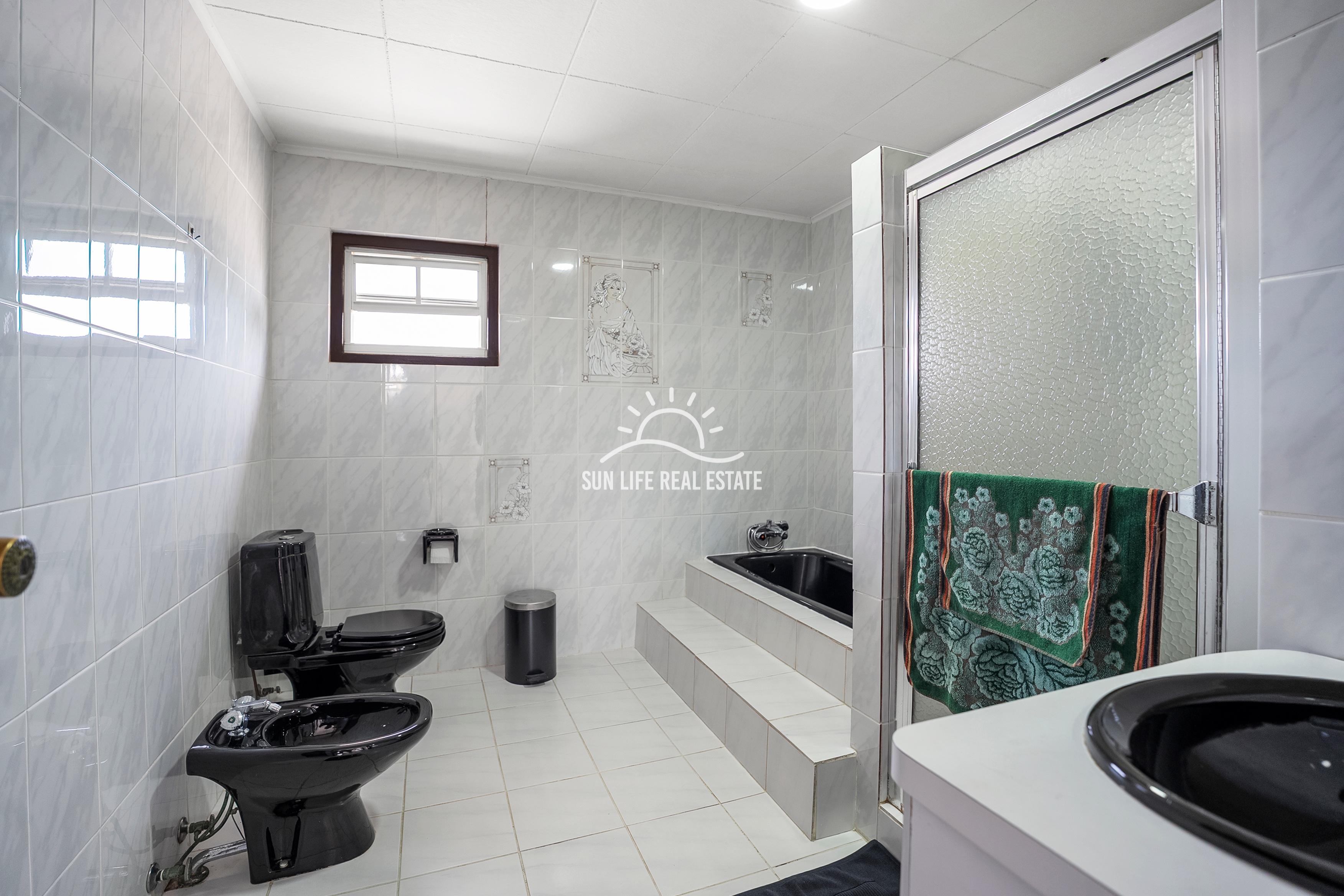 Traditionele woning met 4 slaapkamers en appartement te koop in Saliña Harbor View