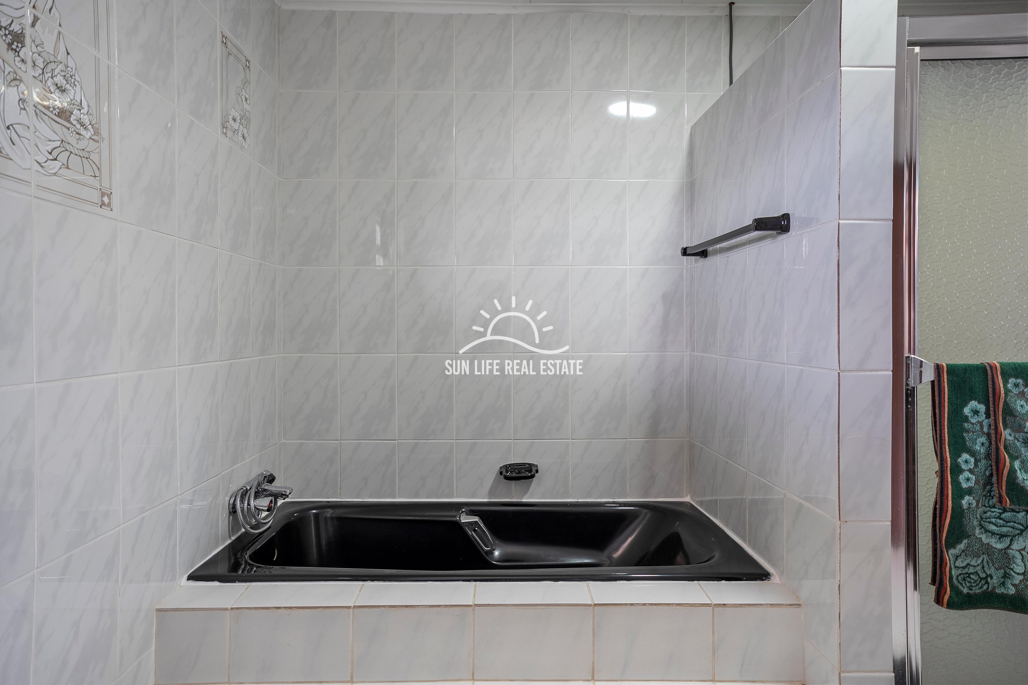 Traditionele woning met 4 slaapkamers en appartement te koop in Saliña Harbor View