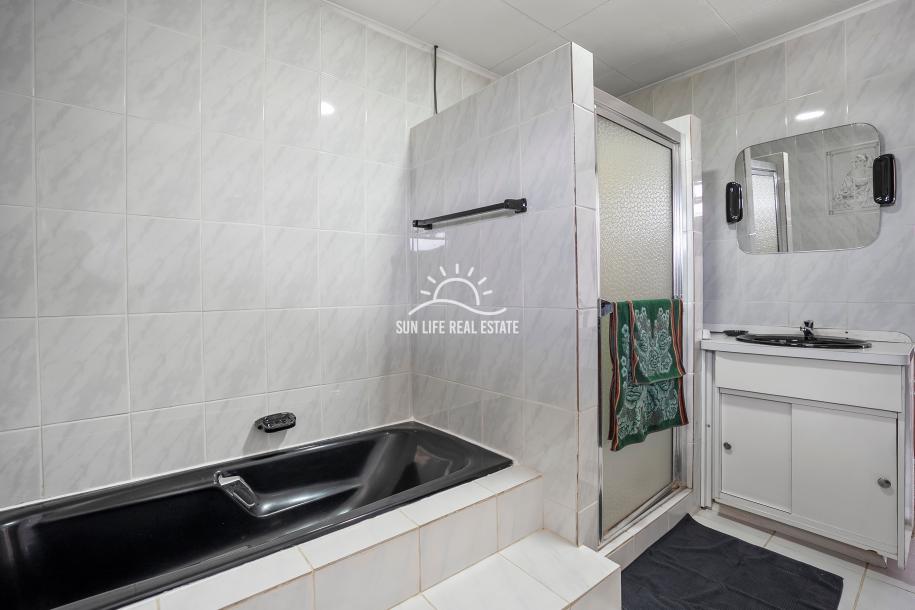 Traditionele woning met 4 slaapkamers en appartement te koop in Saliña Harbor View-33