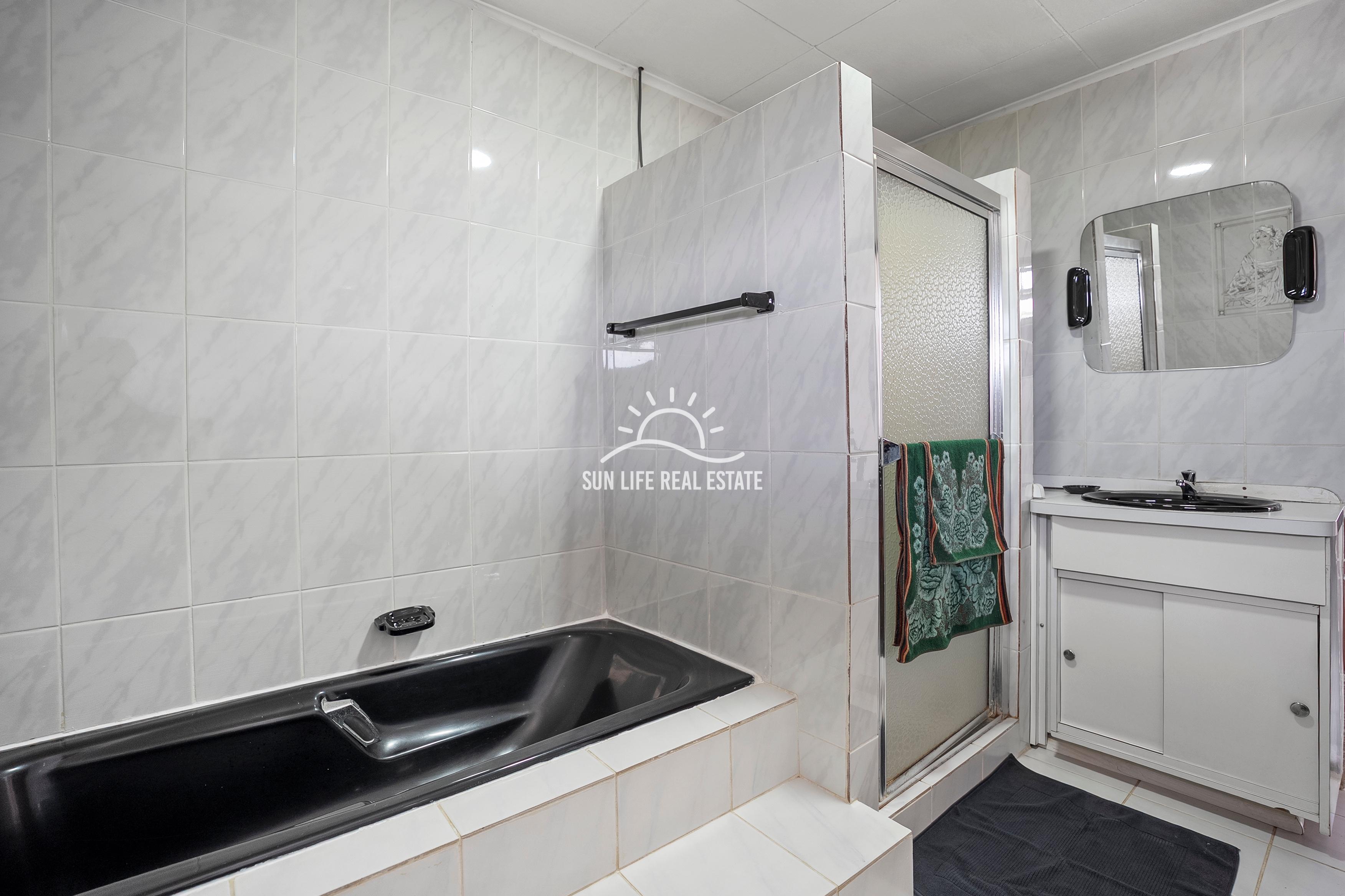 Traditionele woning met 4 slaapkamers en appartement te koop in Saliña Harbor View
