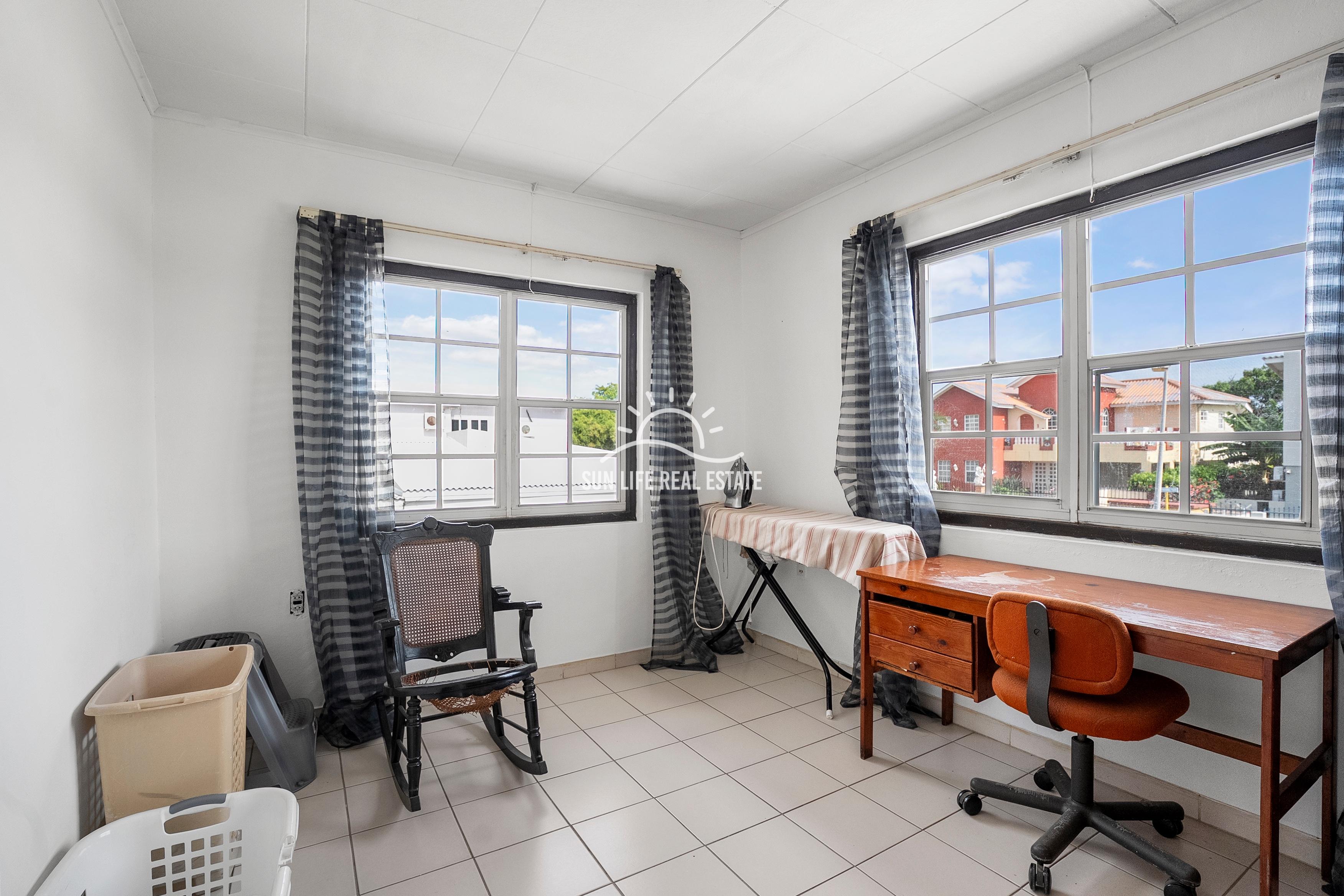 Traditionele woning met 4 slaapkamers en appartement te koop in Saliña Harbor View