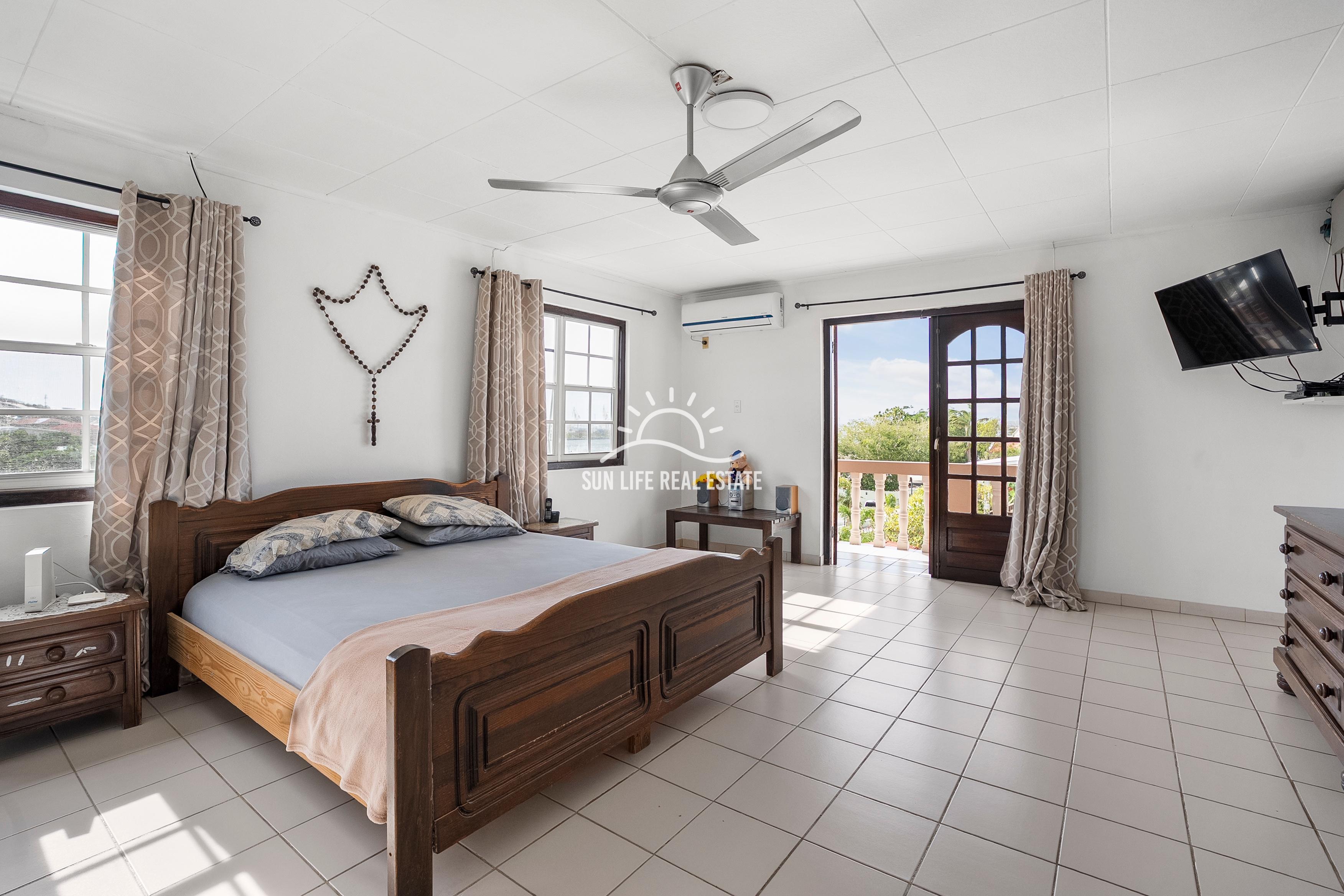 Traditionele woning met 4 slaapkamers en appartement te koop in Saliña Harbor View