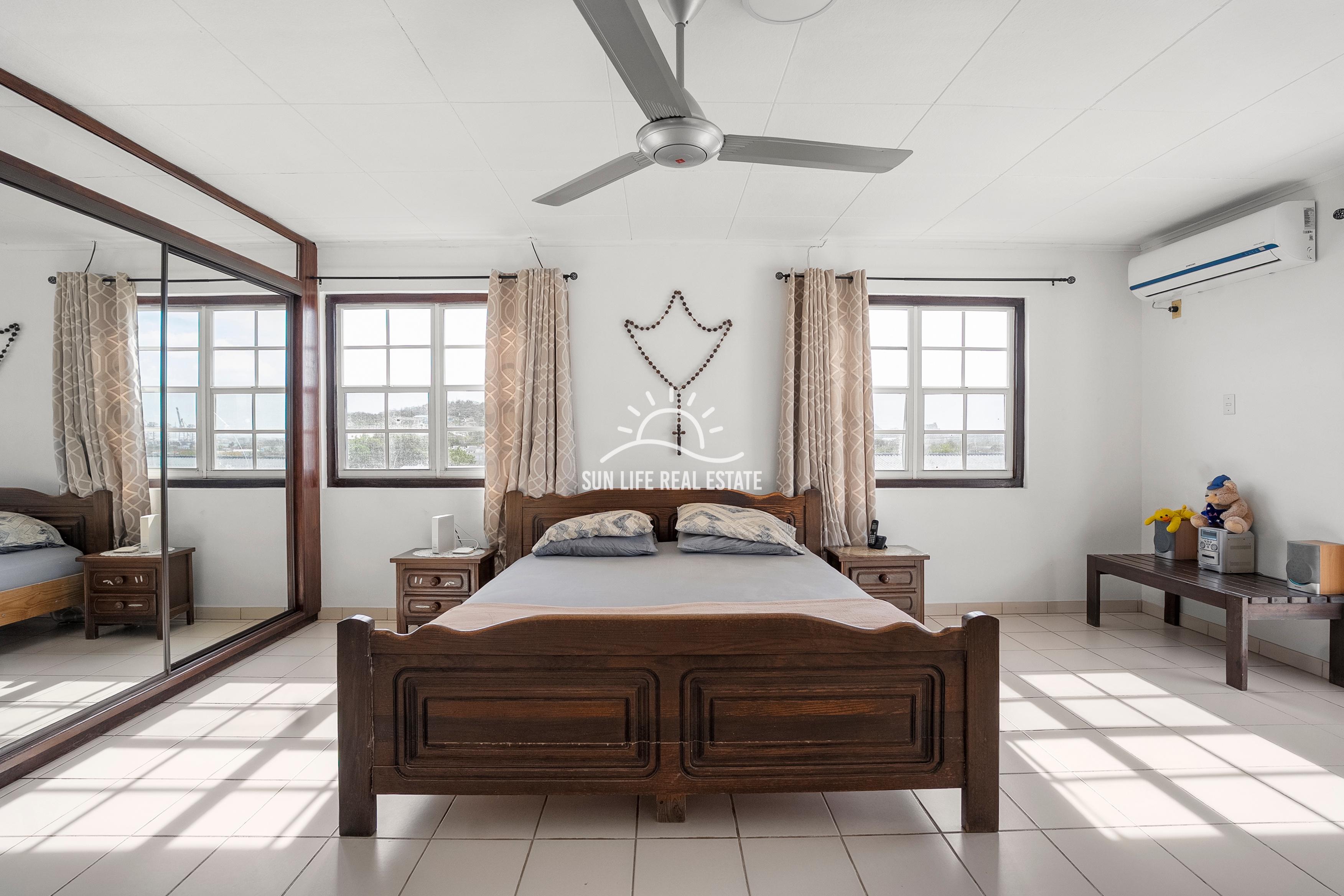 Traditionele woning met 4 slaapkamers en appartement te koop in Saliña Harbor View