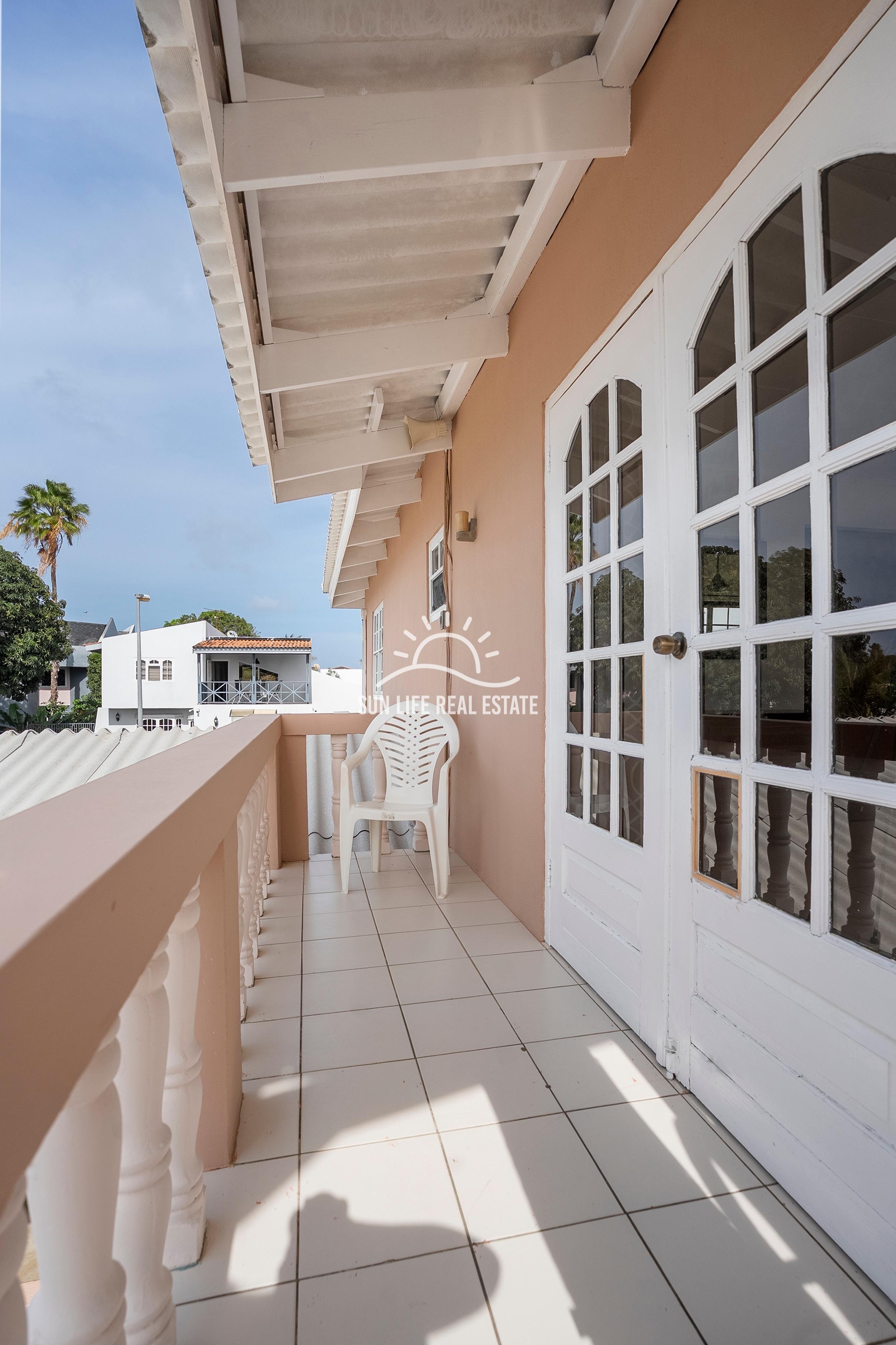 Traditionele woning met 4 slaapkamers en appartement te koop in Saliña Harbor View
