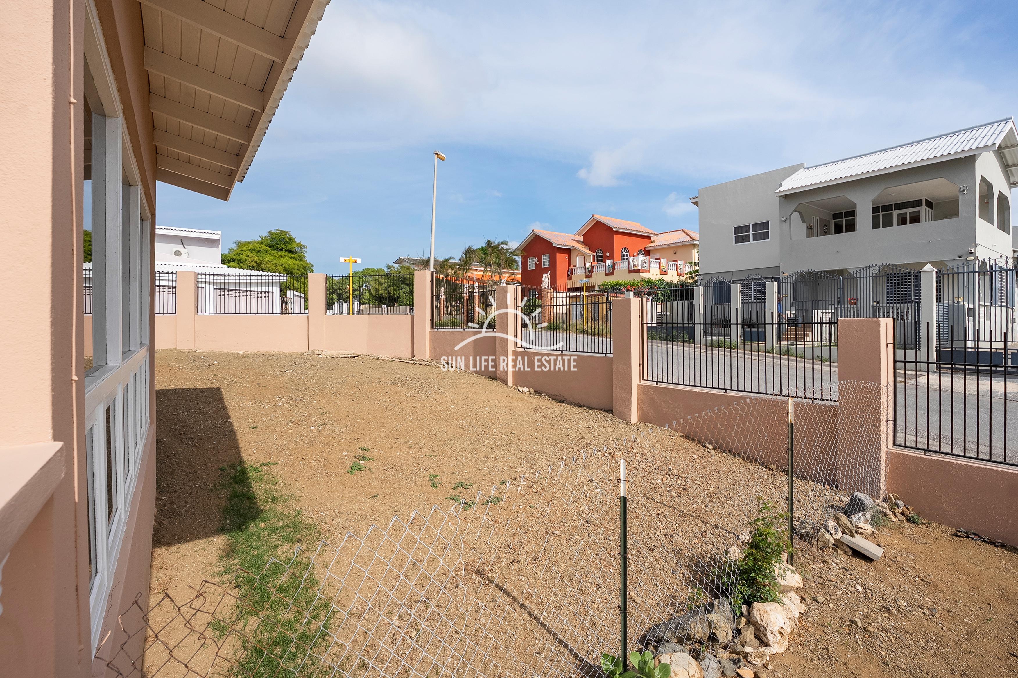 Traditionele woning met 4 slaapkamers en appartement te koop in Saliña Harbor View