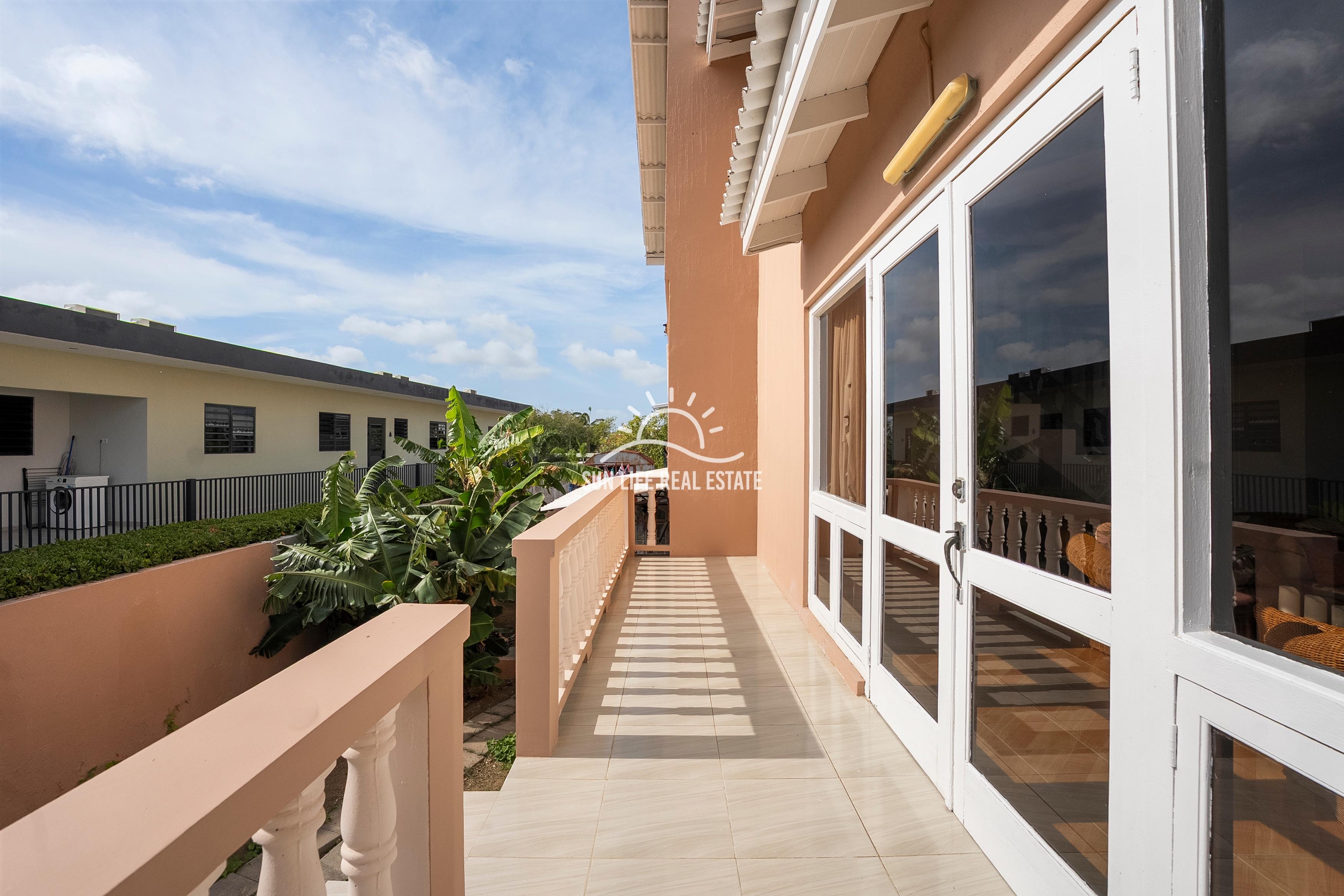 Traditionele woning met 4 slaapkamers en appartement te koop in Saliña Harbor View