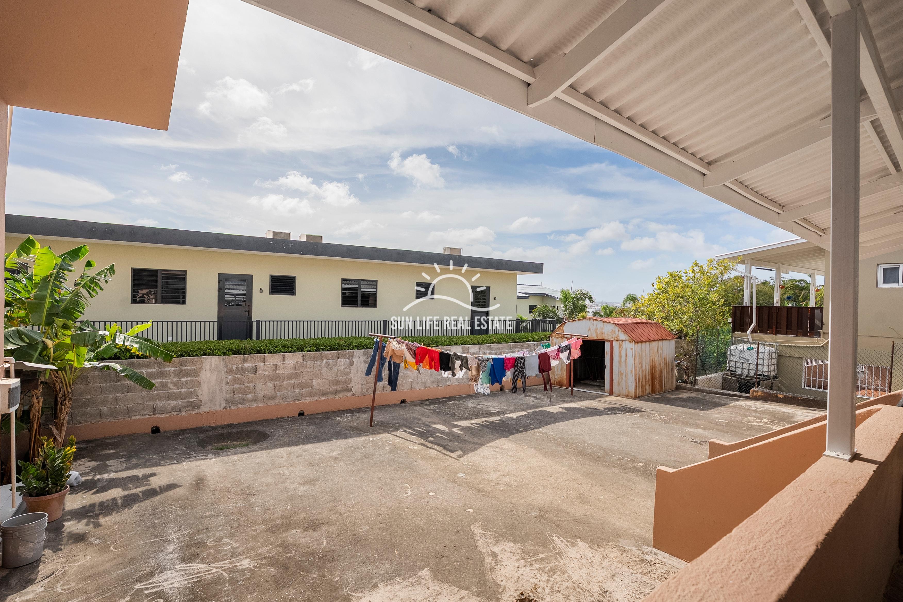 Traditionele woning met 4 slaapkamers en appartement te koop in Saliña Harbor View