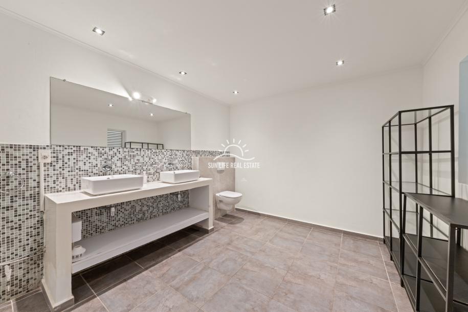 Spacious Modern 4-Bedroom Luxury Villa for Sale in Vista Royal-18