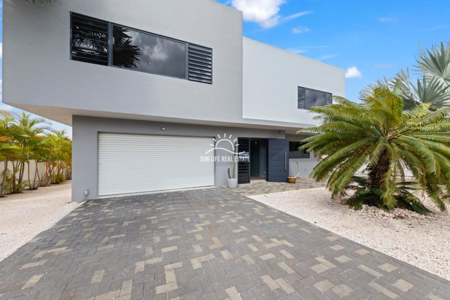 Spacious Modern 4-Bedroom Luxury Villa for Sale in Vista Royal-3