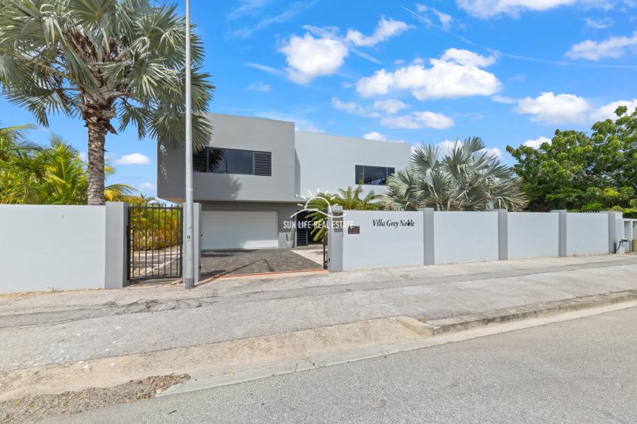 Spacious Modern 4-Bedroom Luxury Villa for Sale in Vista Royal-2