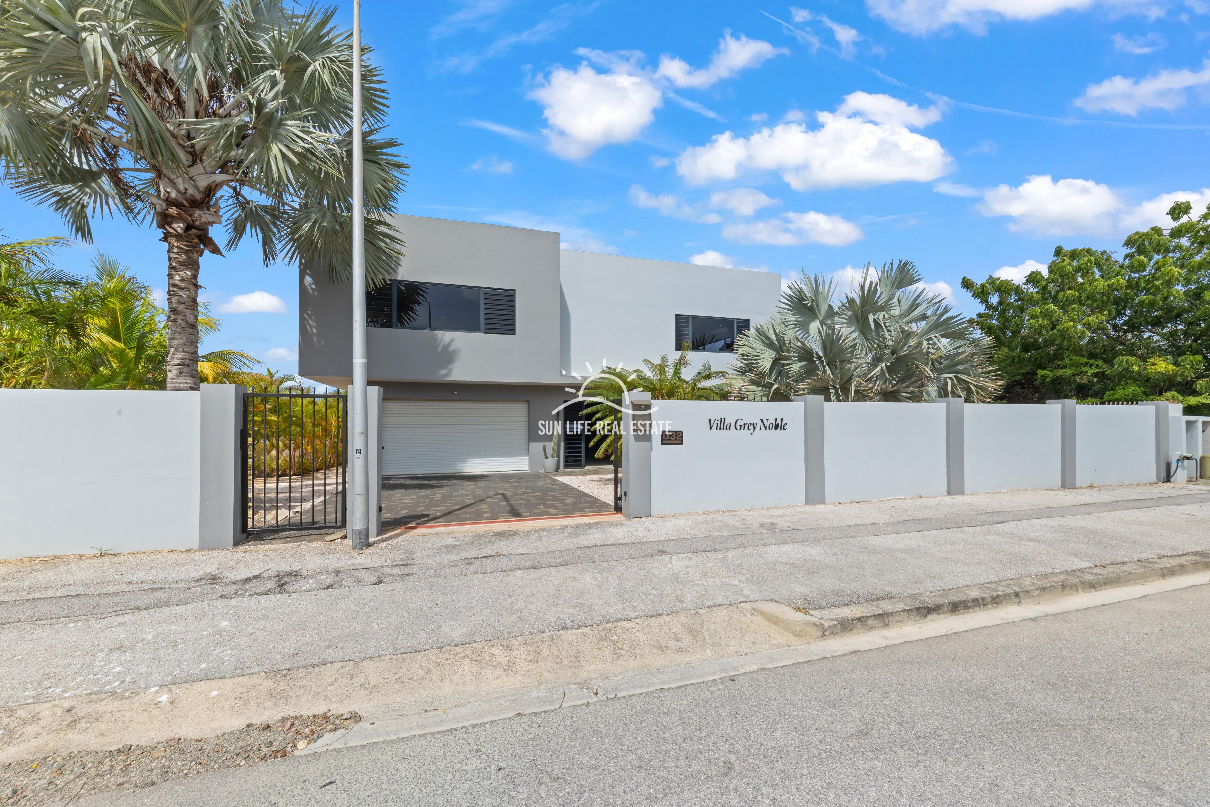 Spacious Modern 4-Bedroom Luxury Villa for Sale in Vista Royal