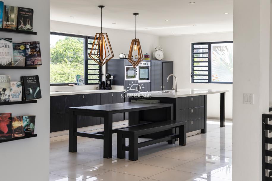 Spacious Modern 4-Bedroom Luxury Villa for Sale in Vista Royal-34