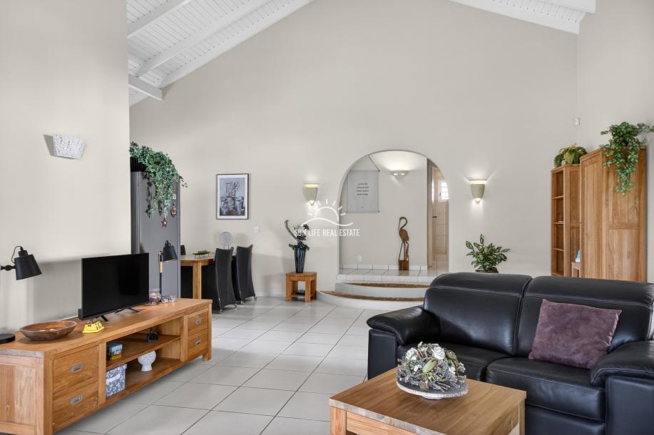 Move-In Ready Luxury Villa with Separate Apartment and Ocean Views-6