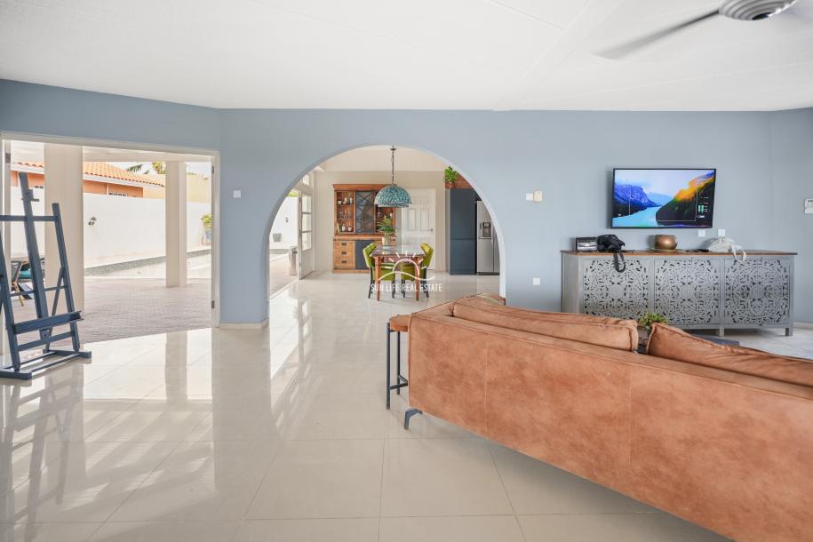 Expansive Home with Apartment & Generous Lot for Sale in Bottelier-10