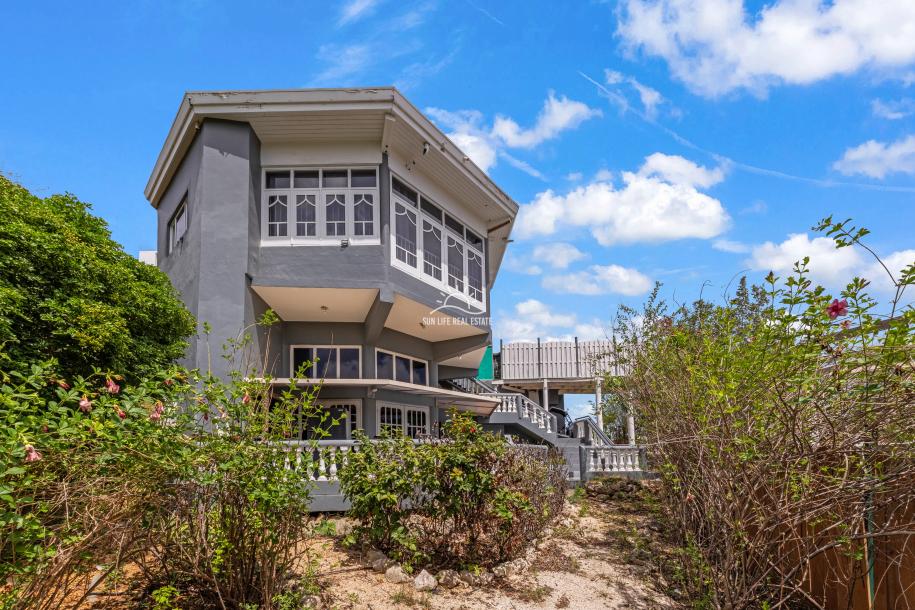 Renovated Villa with 2 Apartments & Sea Views For Sale in Piscadera-5