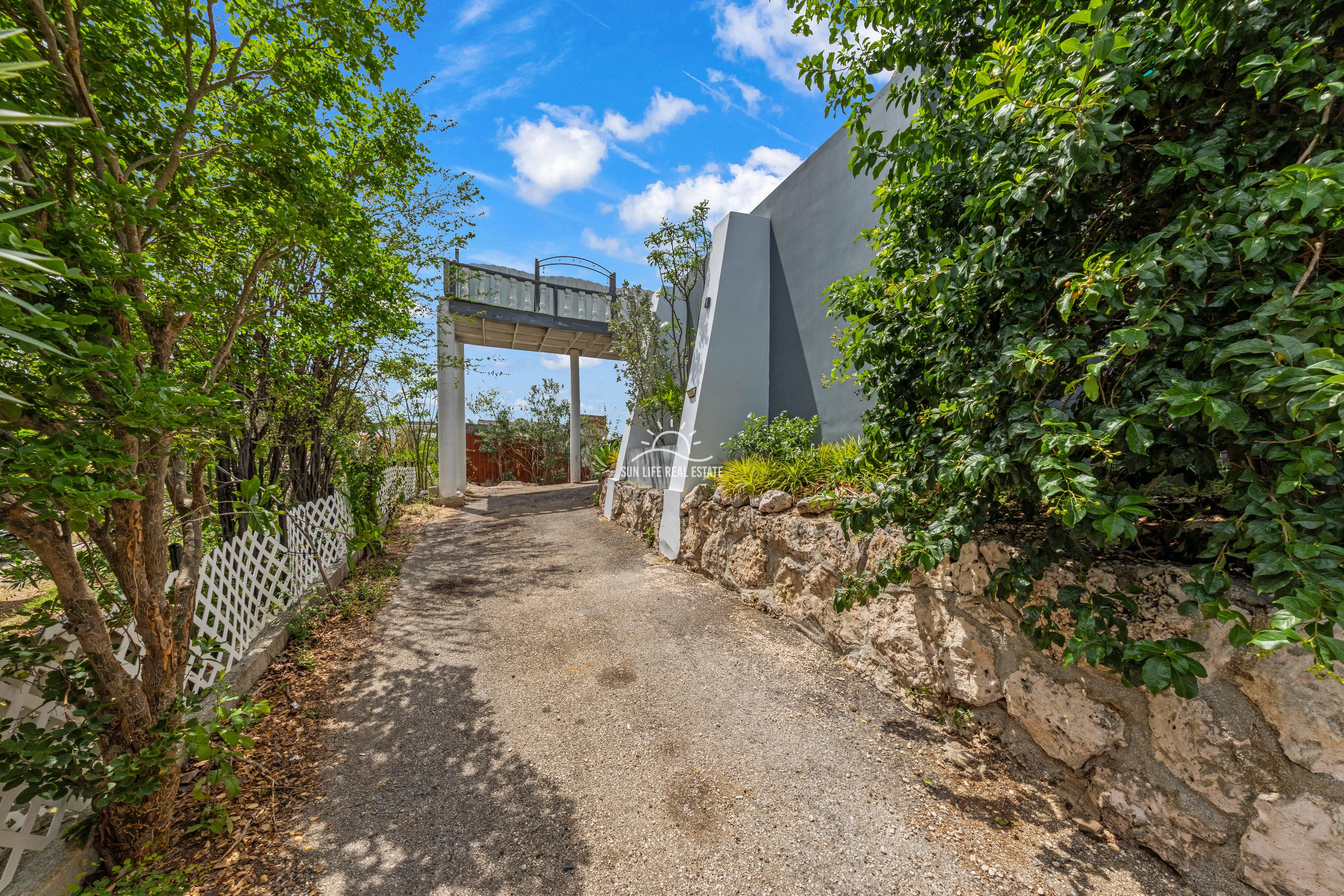 Renovated Villa with 2 Apartments & Sea Views For Sale in Piscadera