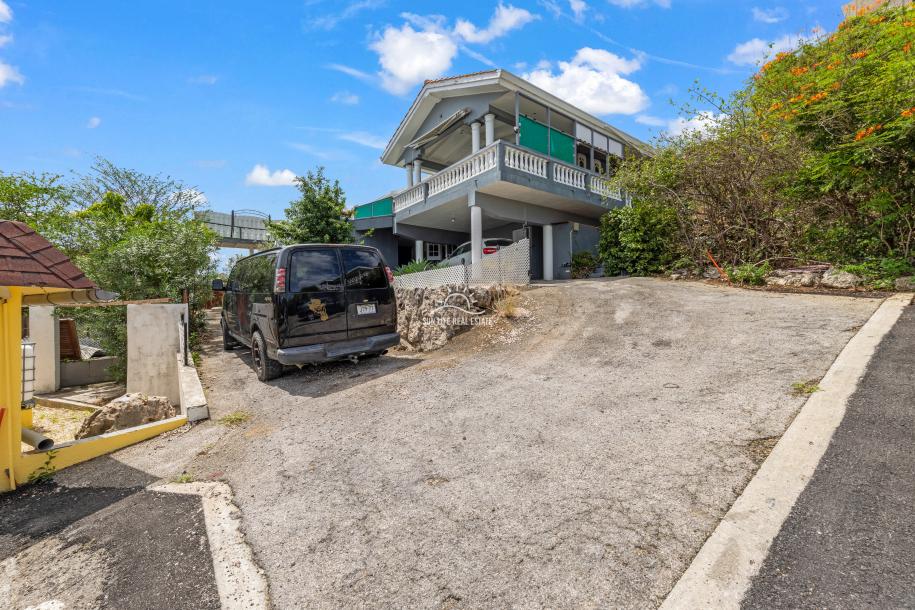 Renovated Villa with 2 Apartments & Sea Views For Sale in Piscadera-17