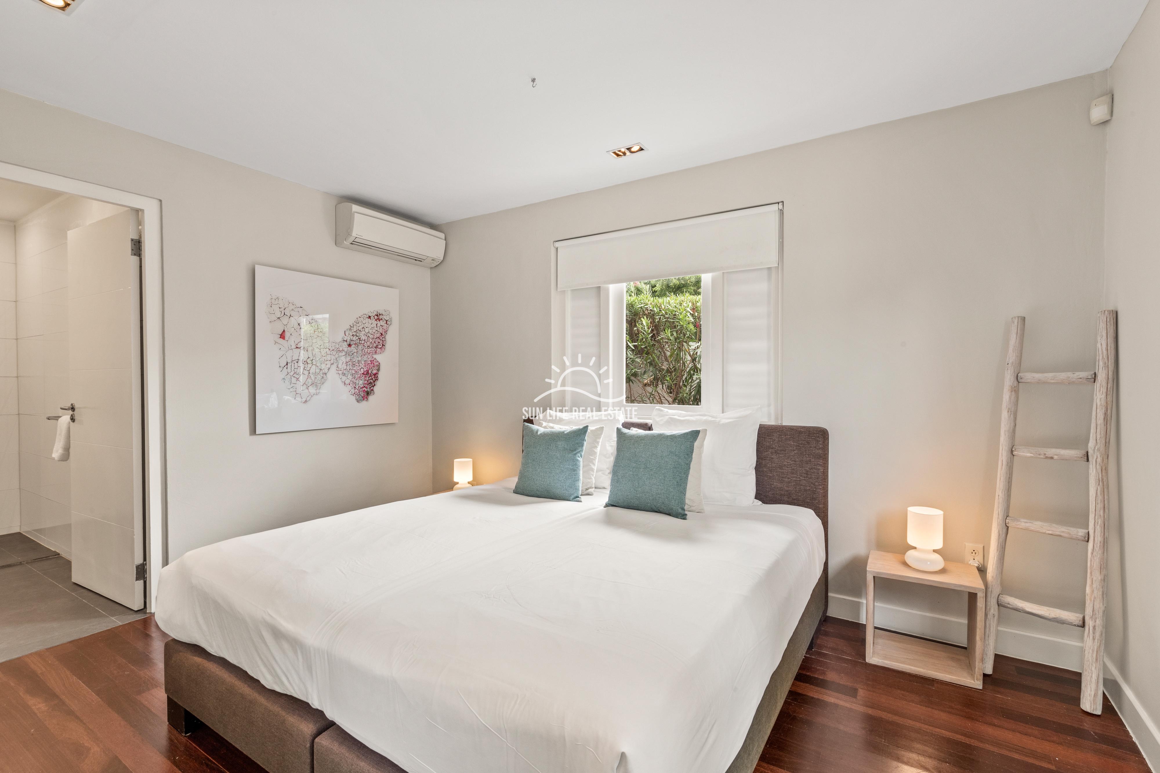 Tropical Villa For Sale in Vista Royal