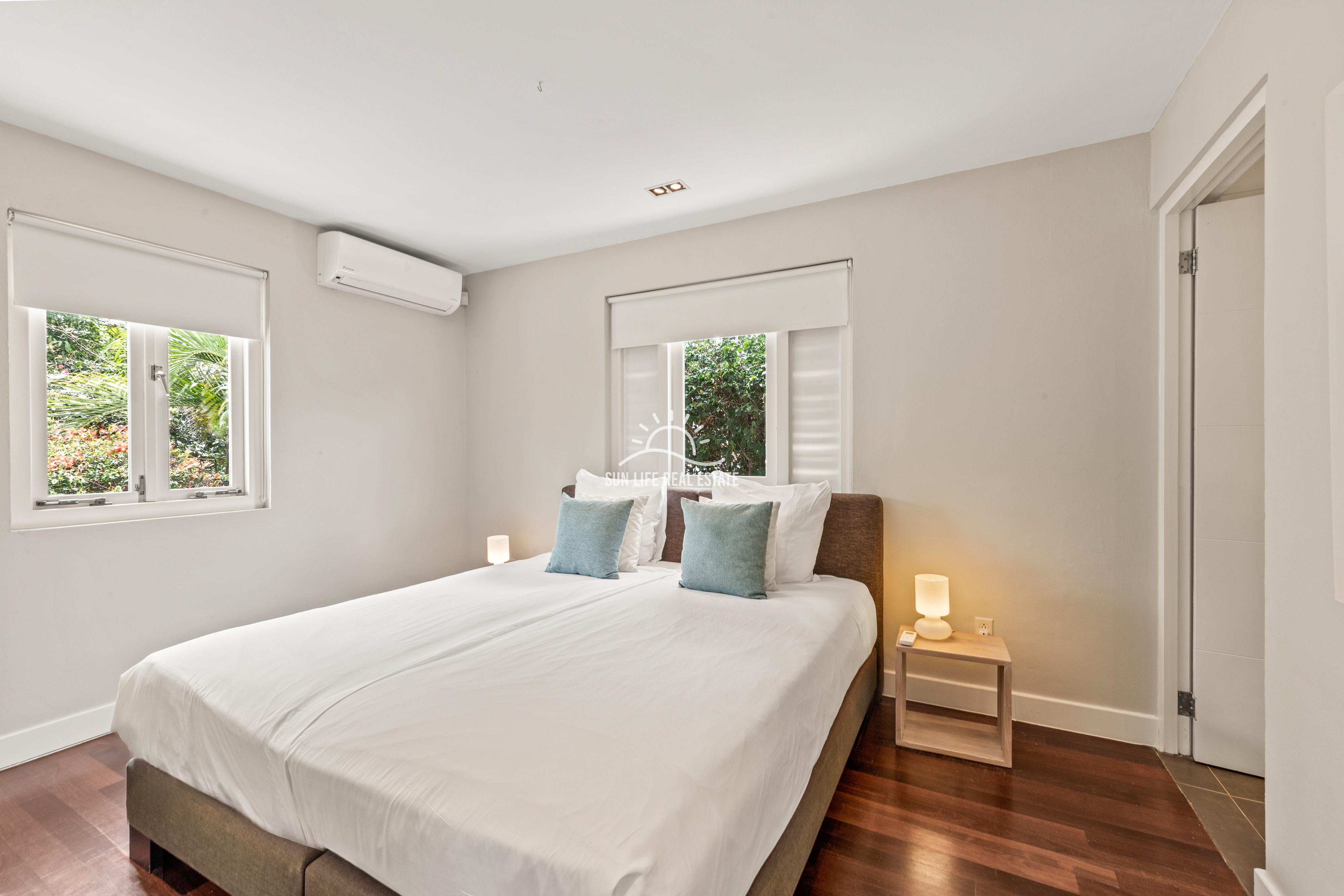 Tropical Villa For Sale in Vista Royal