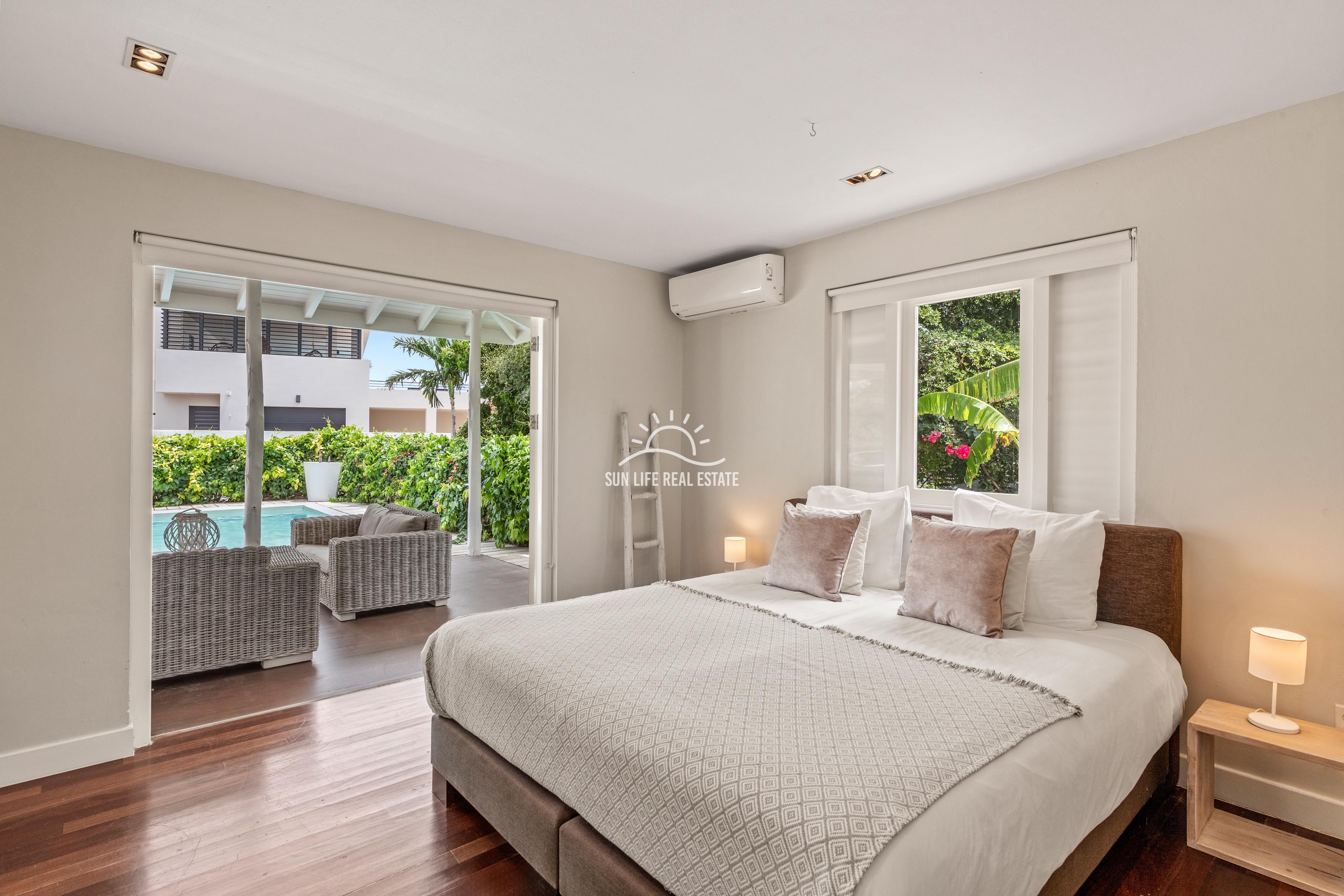 Tropical Villa For Sale in Vista Royal