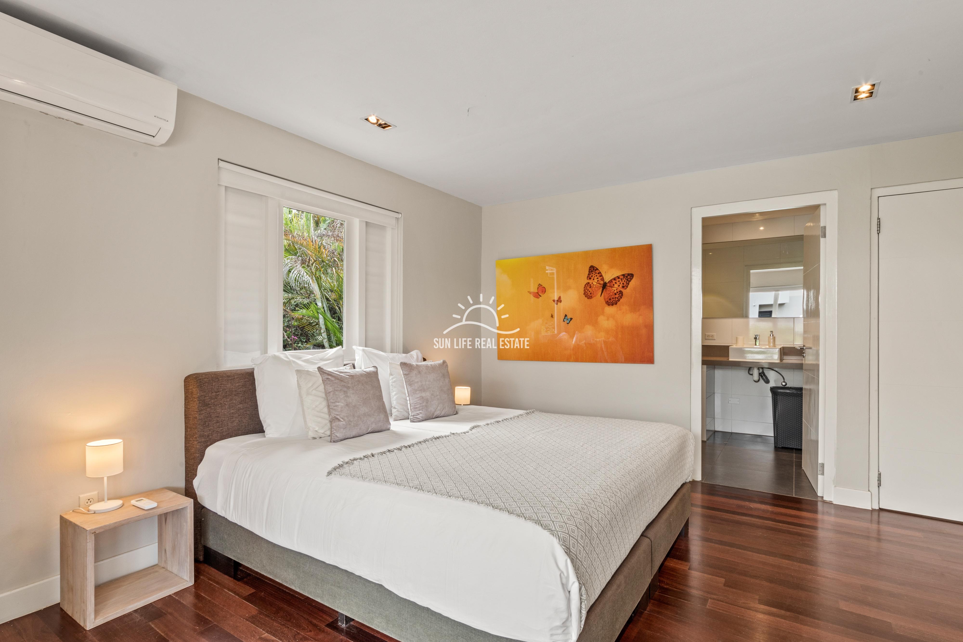 Tropical Villa For Sale in Vista Royal