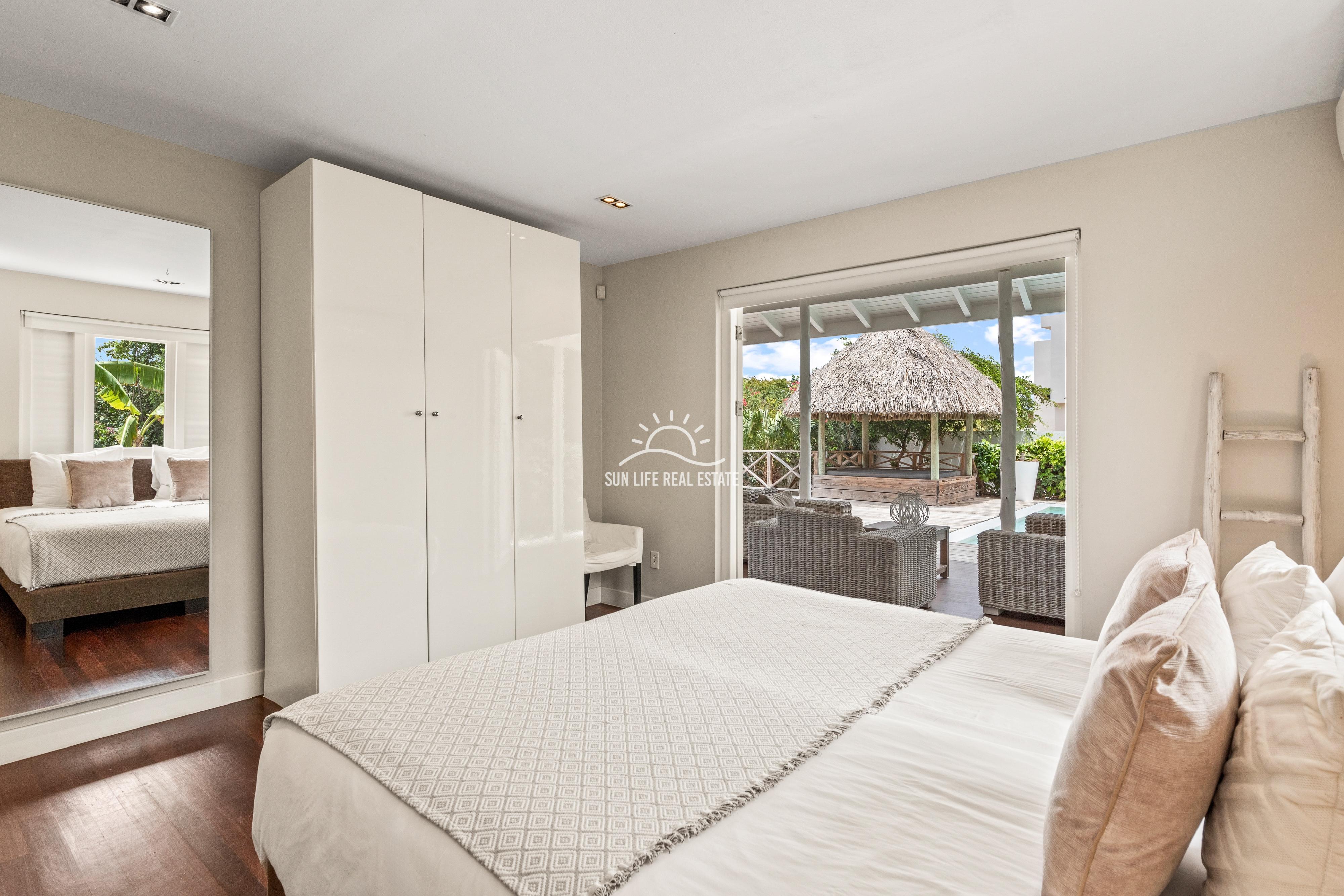 Tropical Villa For Sale in Vista Royal