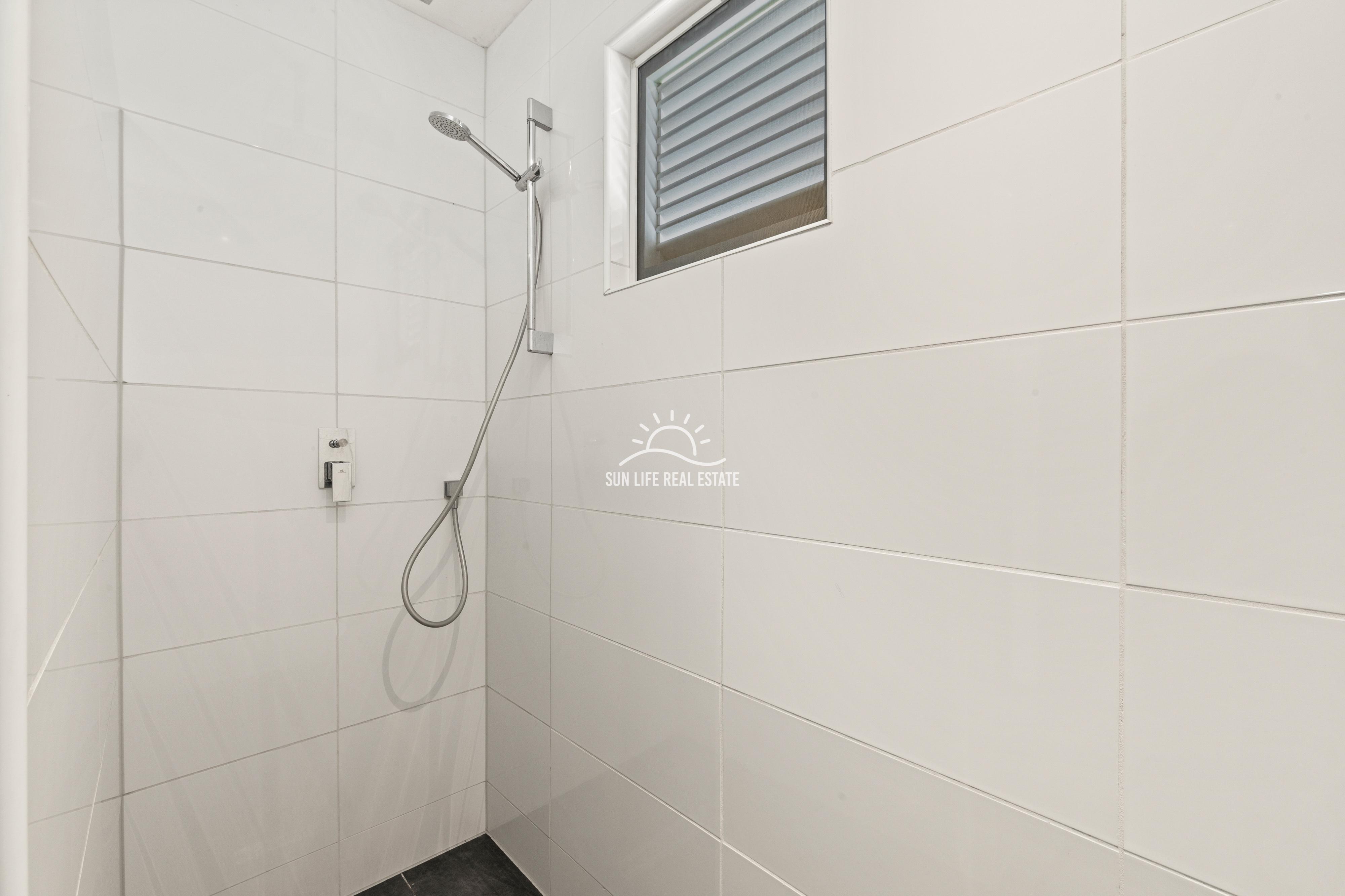 Tropical Villa For Sale in Vista Royal