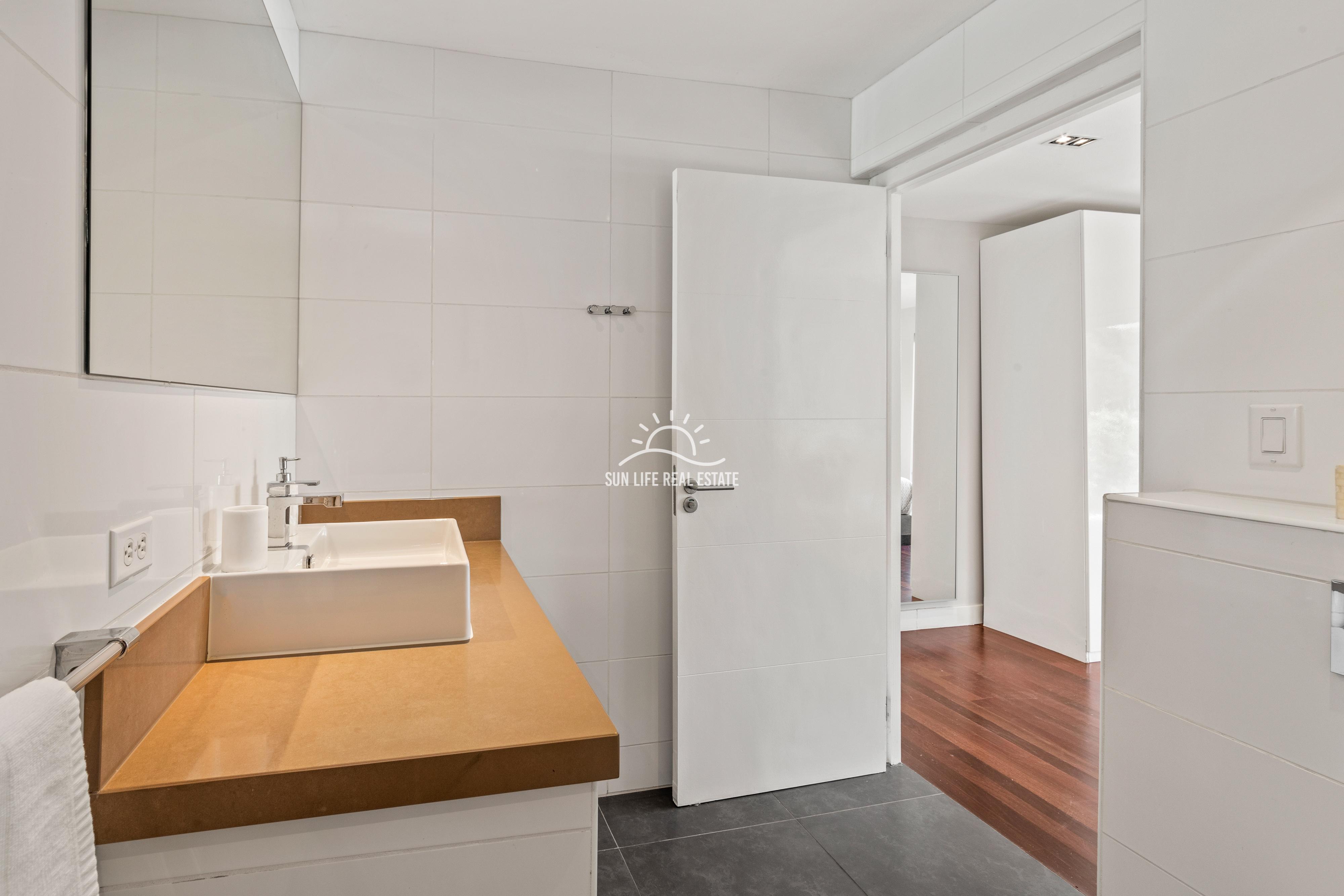 Tropical Villa For Sale in Vista Royal