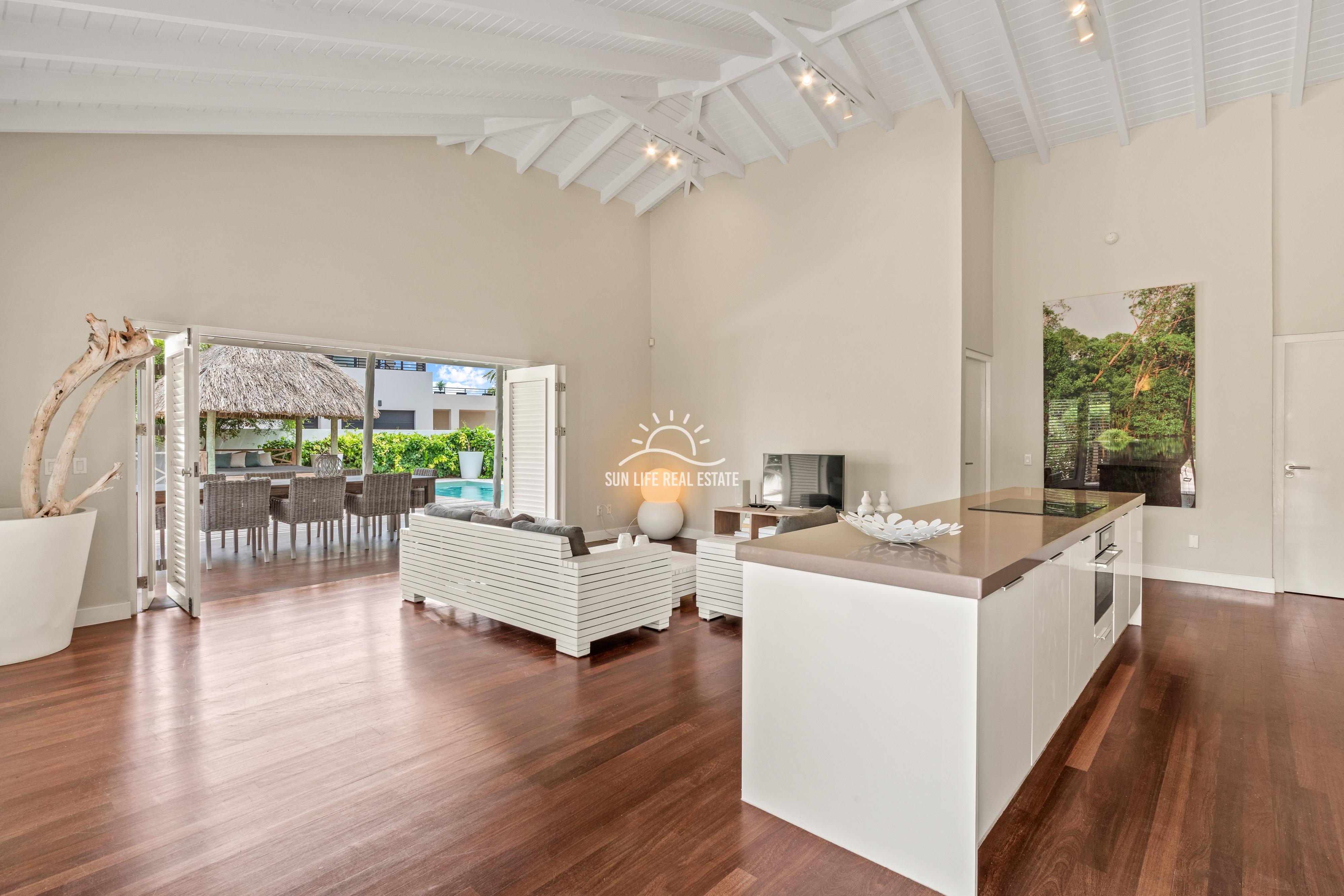 Tropical Villa For Sale in Vista Royal