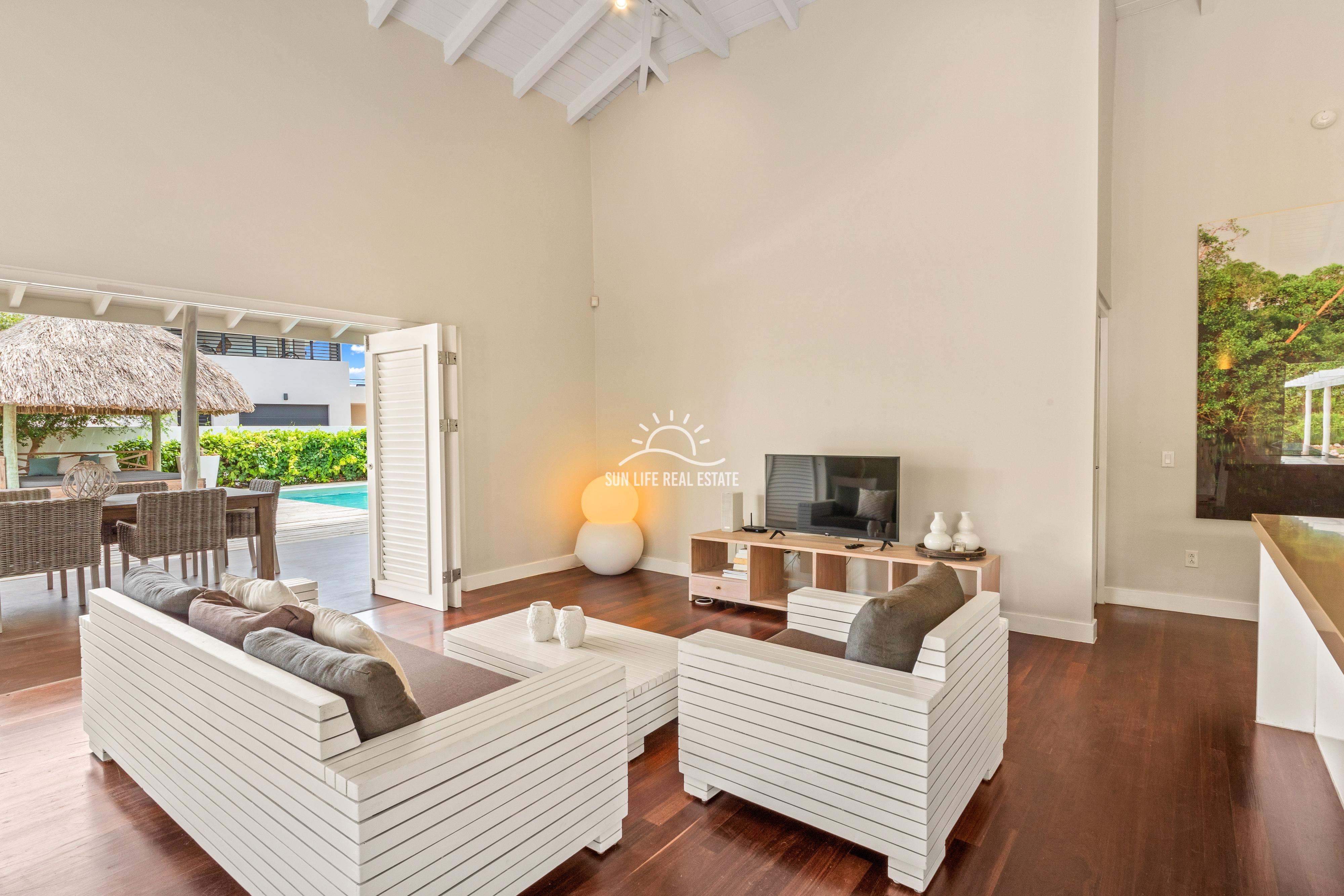 Tropical Villa For Sale in Vista Royal