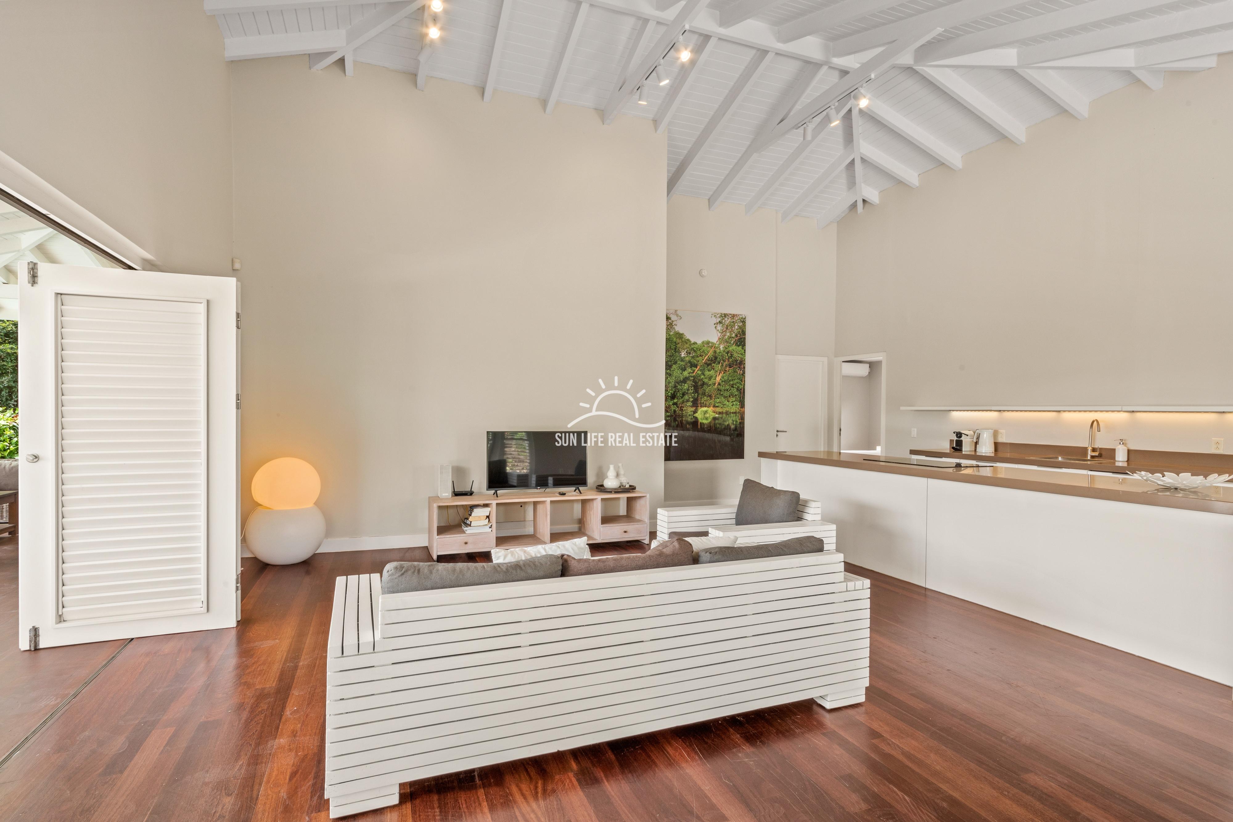 Tropical Villa For Sale in Vista Royal