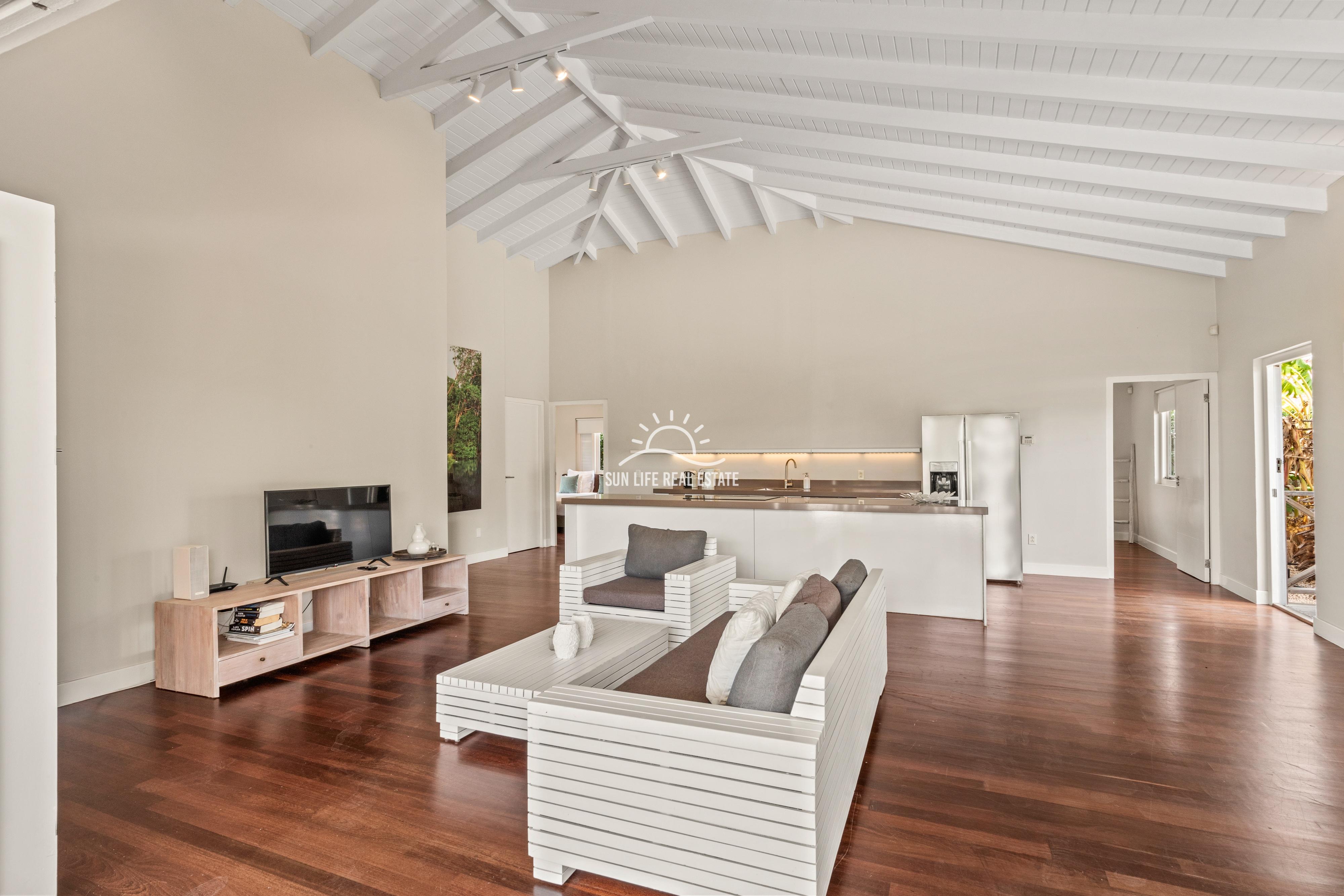 Tropical Villa For Sale in Vista Royal