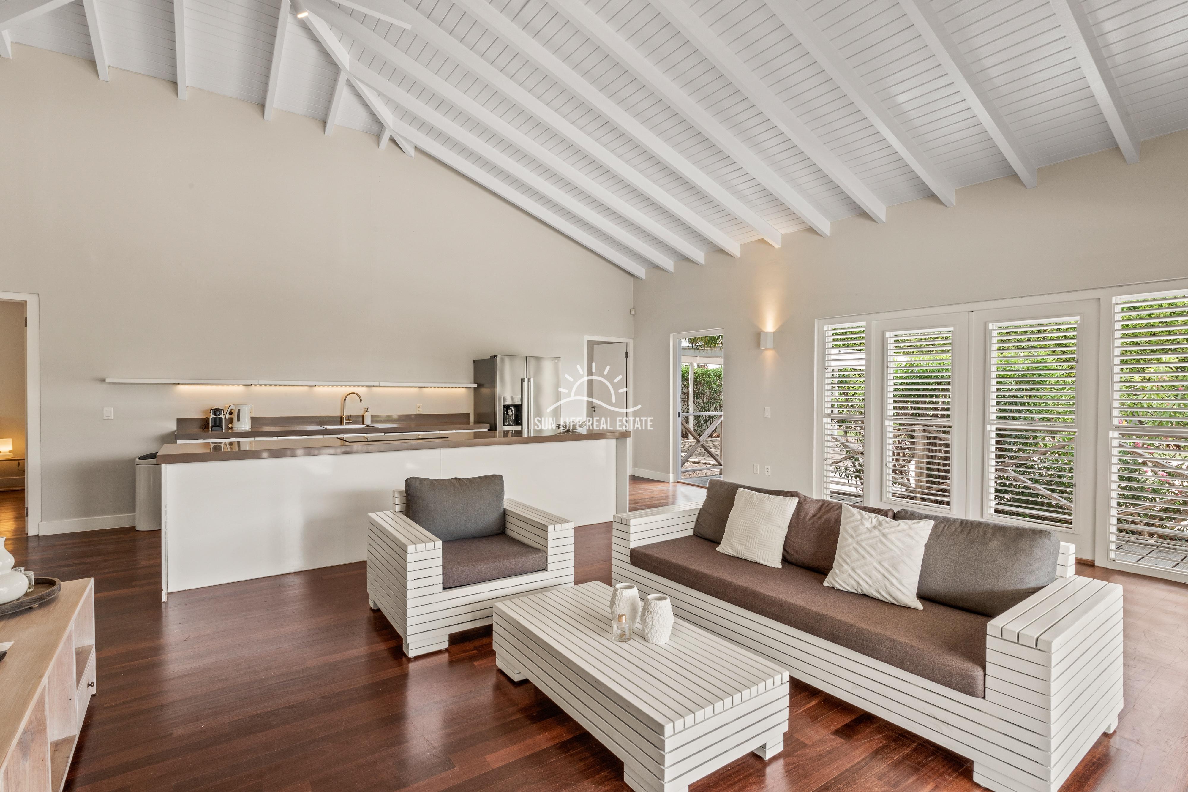 Tropical Villa For Sale in Vista Royal