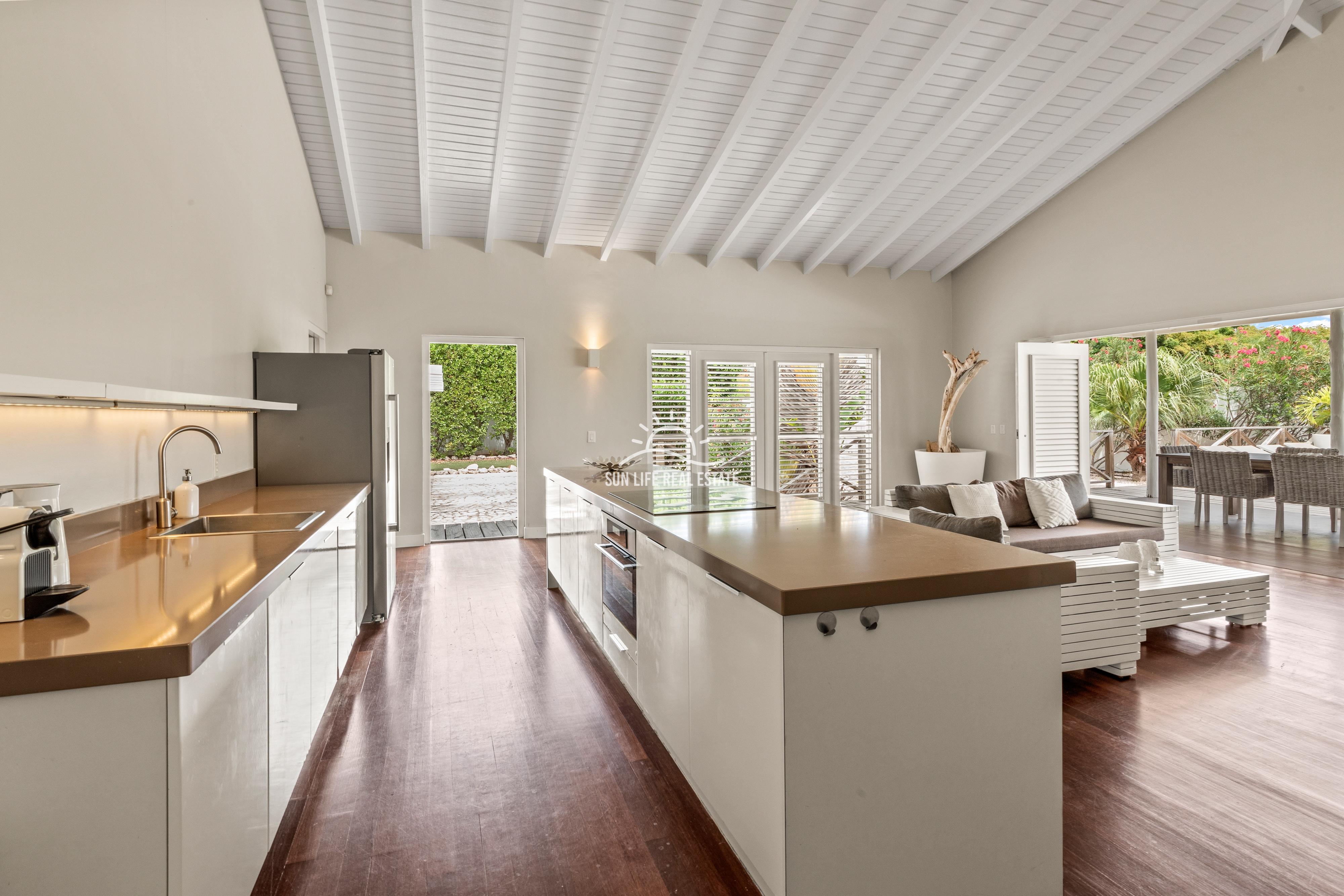 Tropical Villa For Sale in Vista Royal