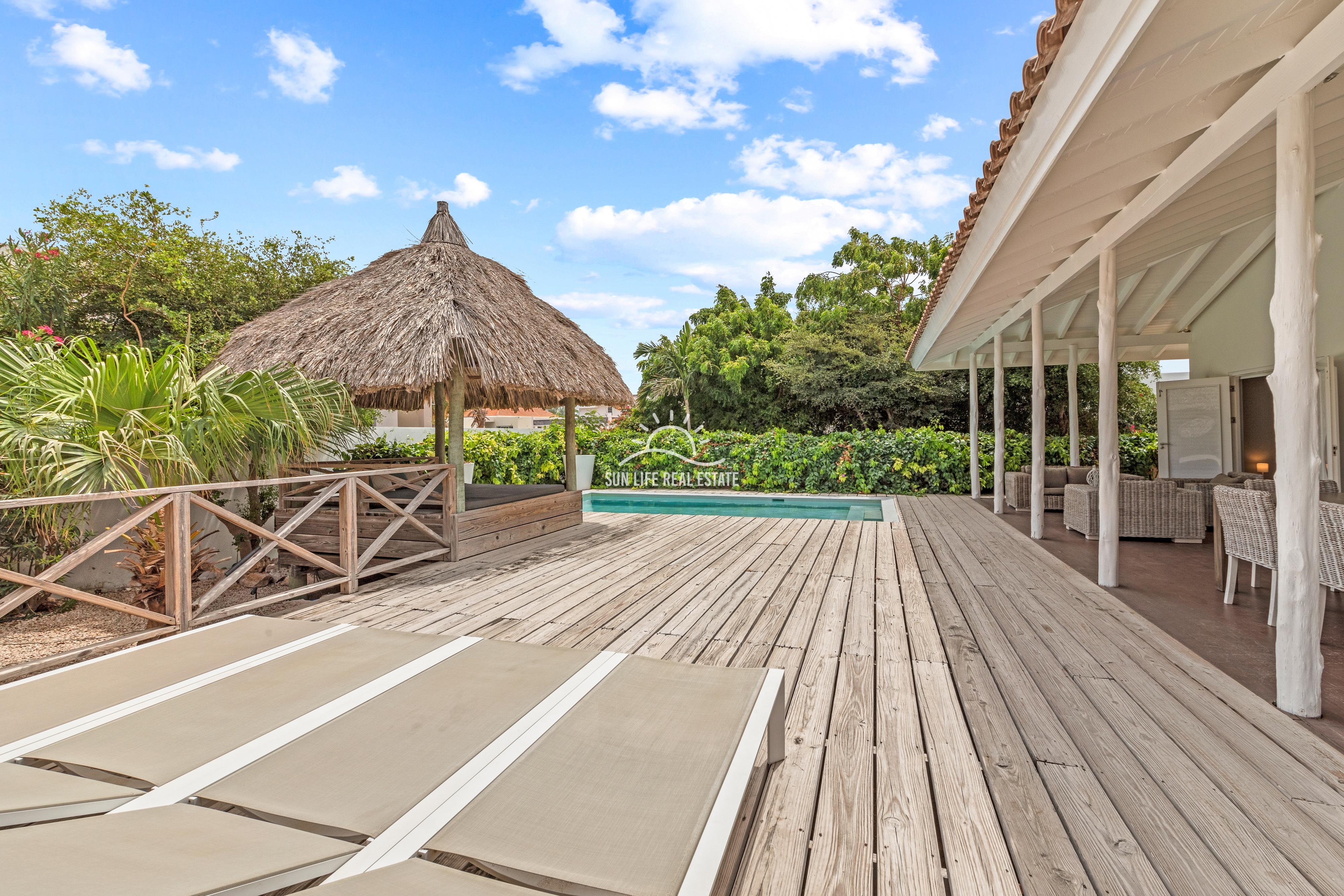 Tropical Villa For Sale in Vista Royal