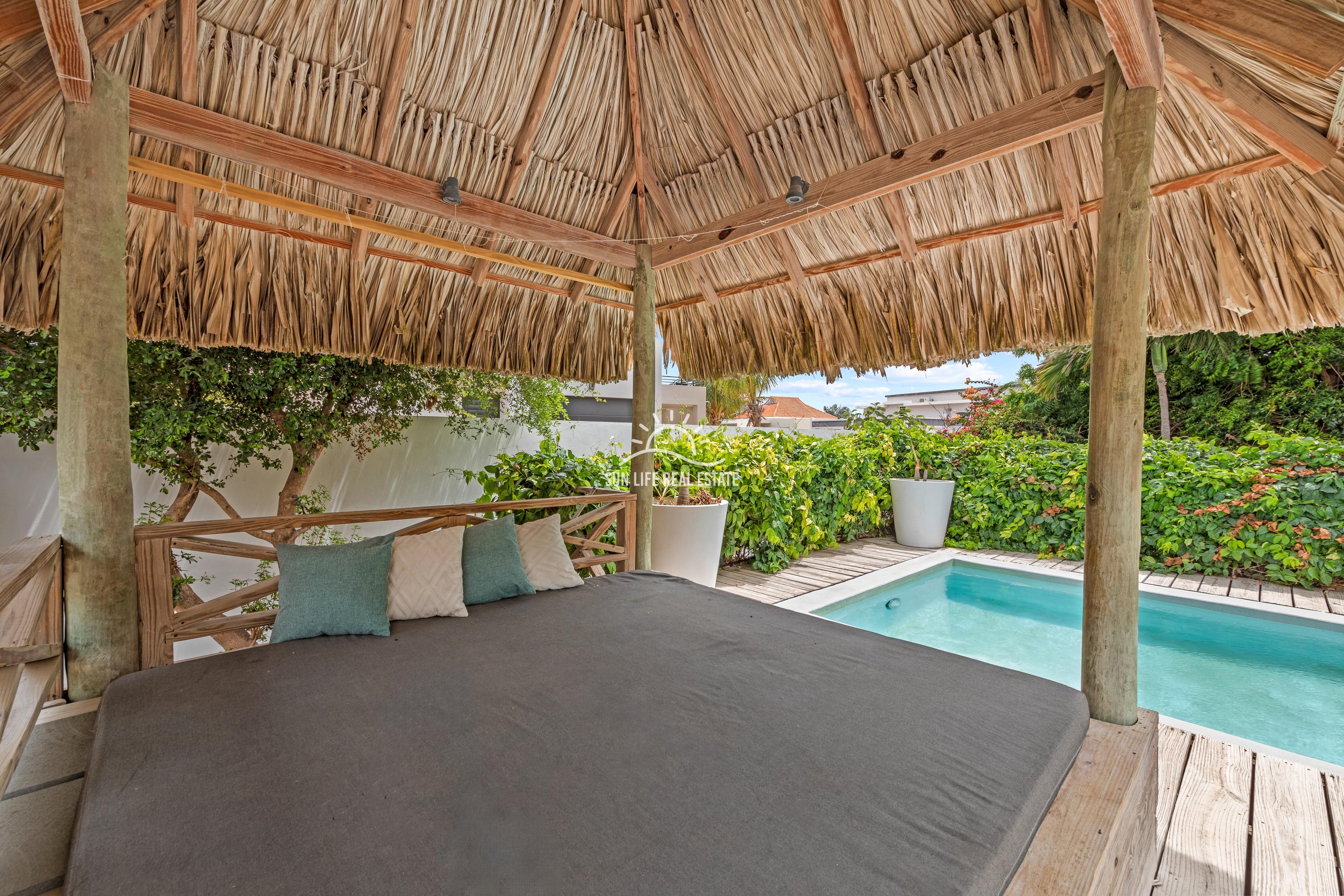 Tropical Villa For Sale in Vista Royal